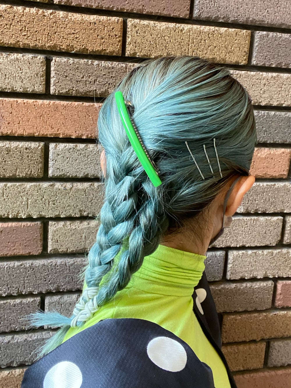 グリーン系のパンツ、シルバー系のパンプス、イエロー系のその他トップスを着用したレディースの秋コーディネートの2枚目の写真