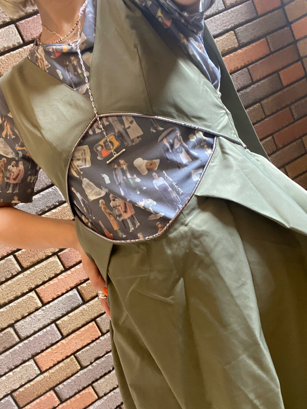 グリーン系のワンピース、グレー系のTシャツ/カットソー、ブラック系のその他シューズを着用したレディースの夏コーディネートの2枚目の写真