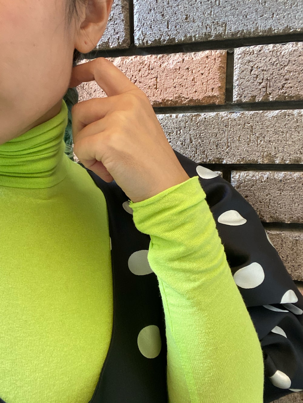 グリーン系のパンツ、シルバー系のパンプス、イエロー系のその他トップスを着用したレディースの秋コーディネートの3枚目の写真