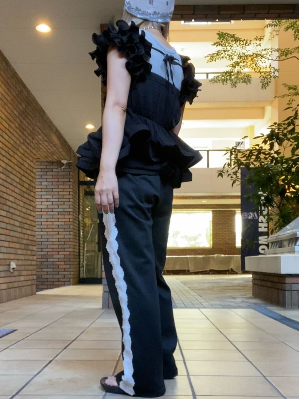 ブラック系のその他トップス、ブラック系のその他パンツ、ブラック系のサンダルを着用したレディースの夏コーディネートの2枚目の写真