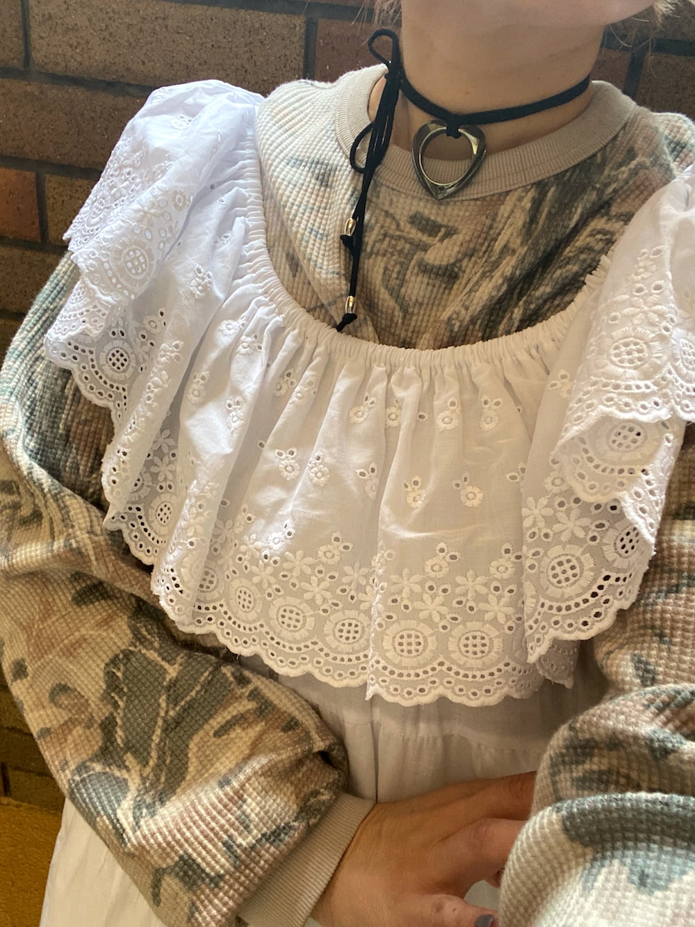 ホワイト系のワンピース/ドレス、ブルー系のデニムパンツ、その他のTシャツ/カットソーを着用したレディースの春コーディネートの2枚目の写真