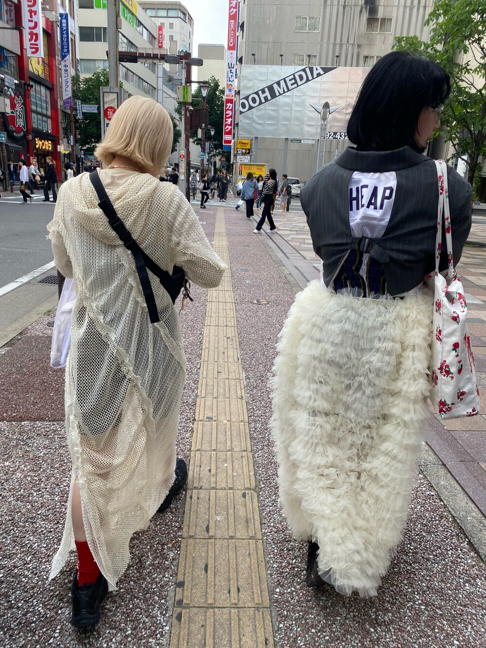 ホワイト系のシャツ/ブラウス、ブルー系のデニムパンツ、グリーン系のTシャツ/カットソーを着用したレディースの春コーディネートの3枚目の写真