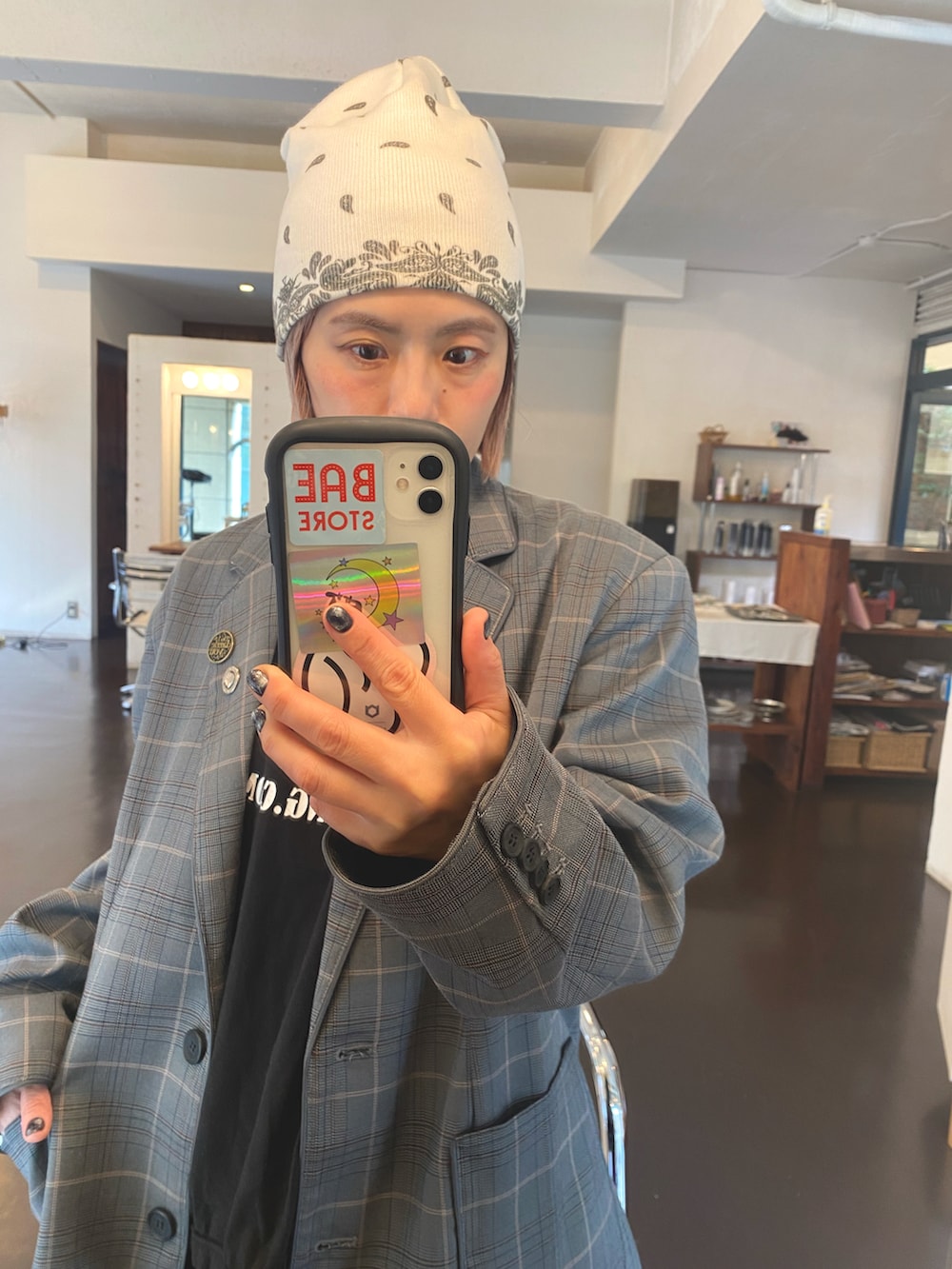 ブラック系のTシャツ/カットソー、グレー系のテーラードジャケット、ブラック系のスカートを着用したレディースの秋コーディネートの3枚目の写真