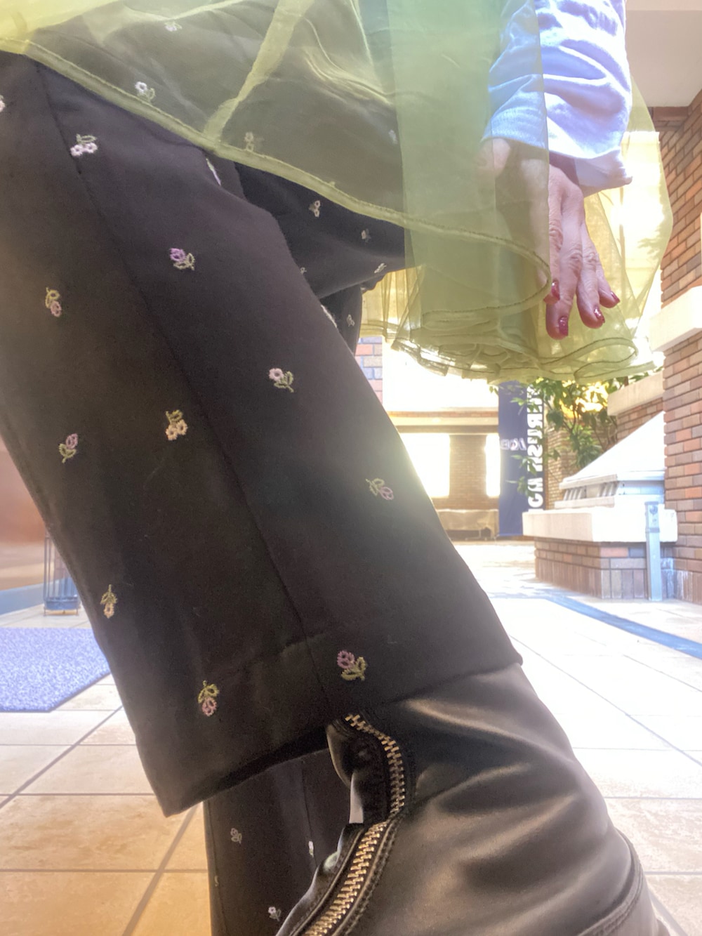 「秋冬コーデ、大人カジュアル、大人女子、パンツコーデ、冬服、大人コーデ、ビッグカラー、チュールワンピ、チュール、レイヤードスタイル、低身長、低身長コーデ、低身長女子、おしゃれさんと繋がりたい、いいね、save、フォローお願いします🤑」｜「HOLIDAYのSUPER FINE DRY CROPPED SQUARE COLLAR L/S TOPS スーパーファインドライクロップドスクエアカラーロングリーブトップス（Tシャツ/カットソー、ホワイト系）」を使った、くみこさん（レディース・150cm）の冬コーディネートの2枚目の写真