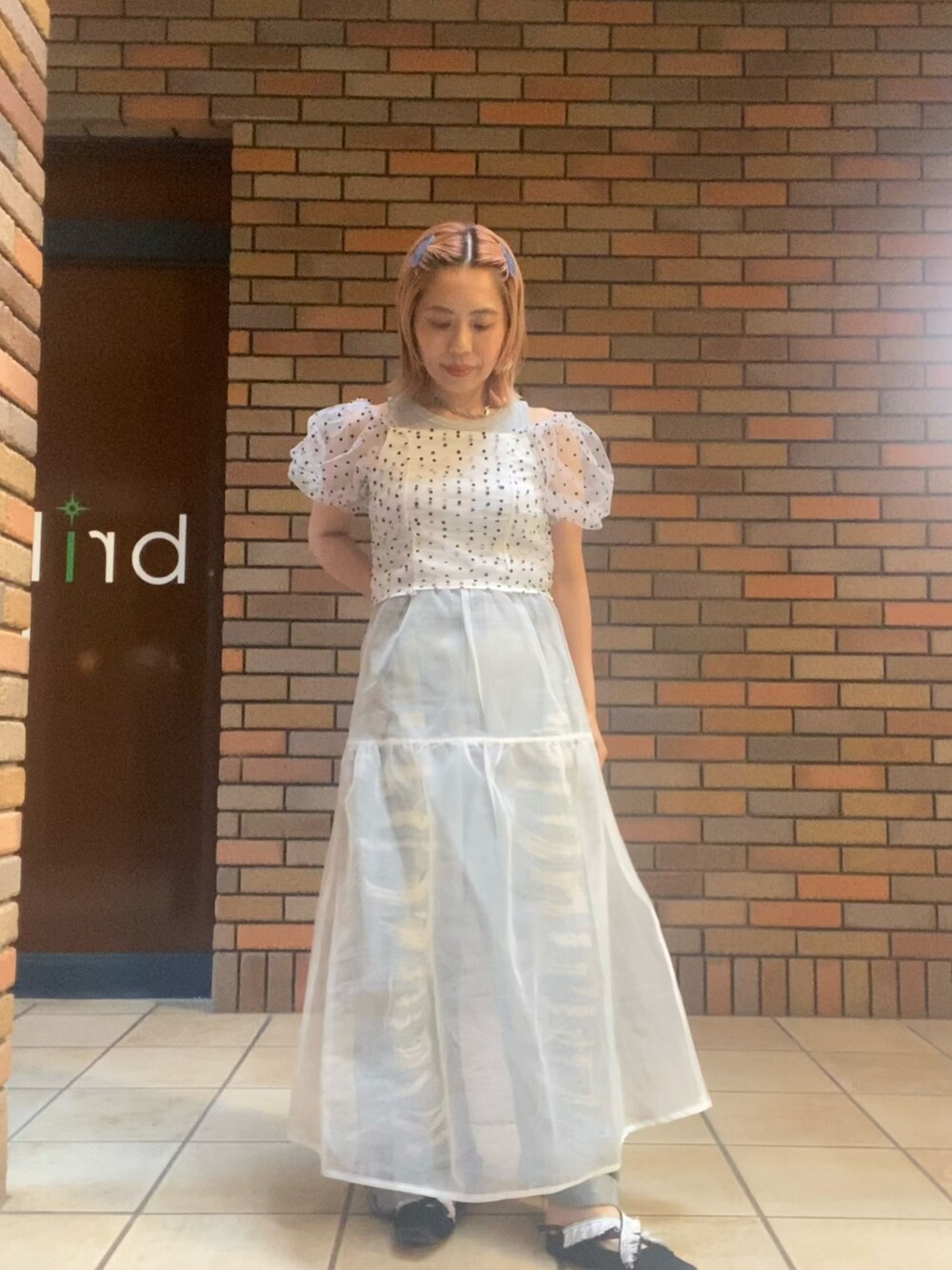 ホワイト系のトップス、ホワイト系のスカート、ブラック系のバレエシューズを着用したレディースの夏コーディネートの2枚目の写真