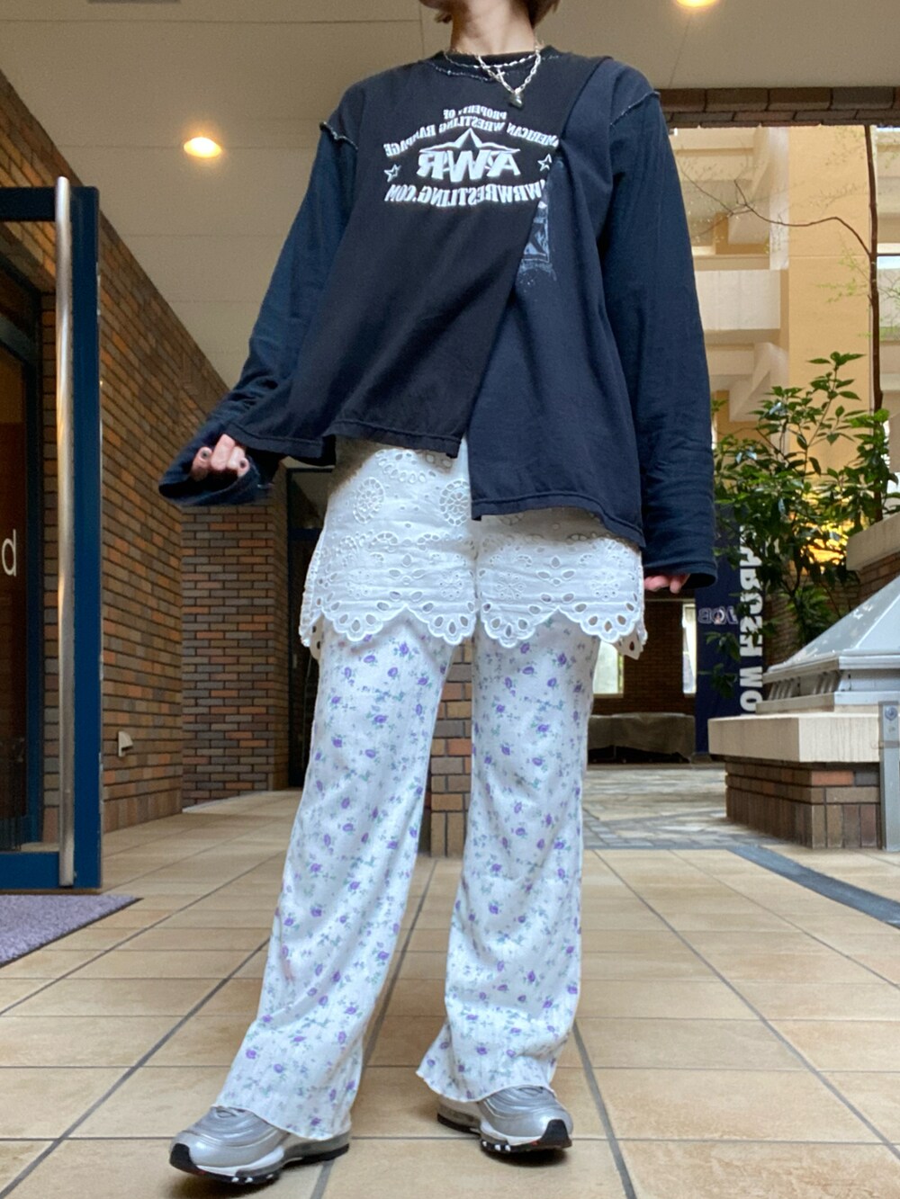 ホワイト系のその他パンツ、ブラック系のテーラードジャケット、ブラック系のTシャツ/カットソーを着用したレディースの春コーディネートの2枚目の写真