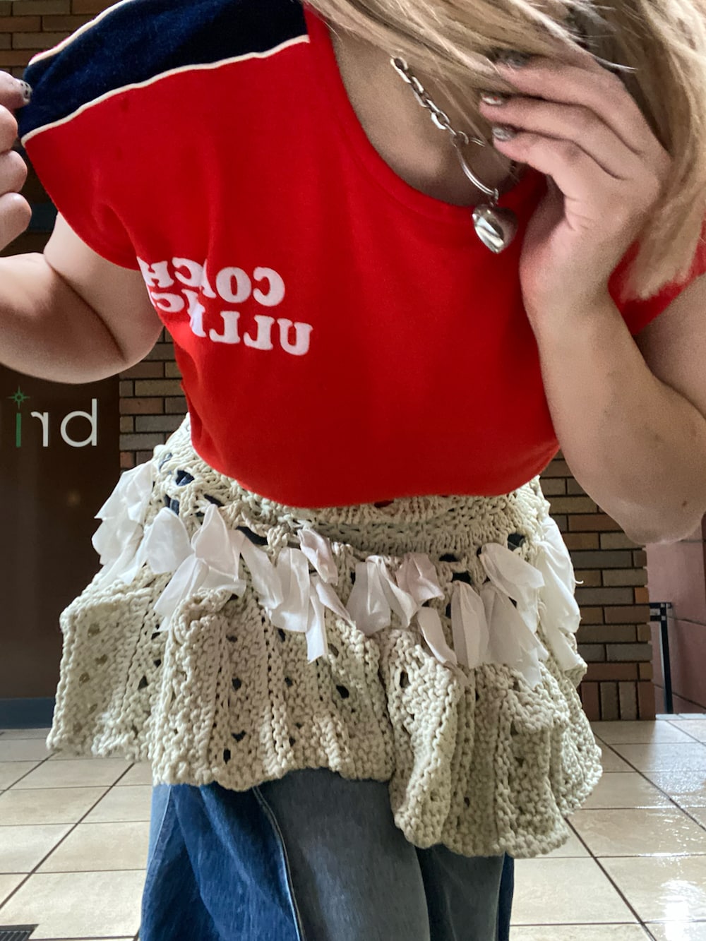 レッド系のTシャツ/カットソー、ホワイト系のシャツ/ブラウス、ブルー系のデニムパンツを着用したレディースの夏コーディネートの2枚目の写真