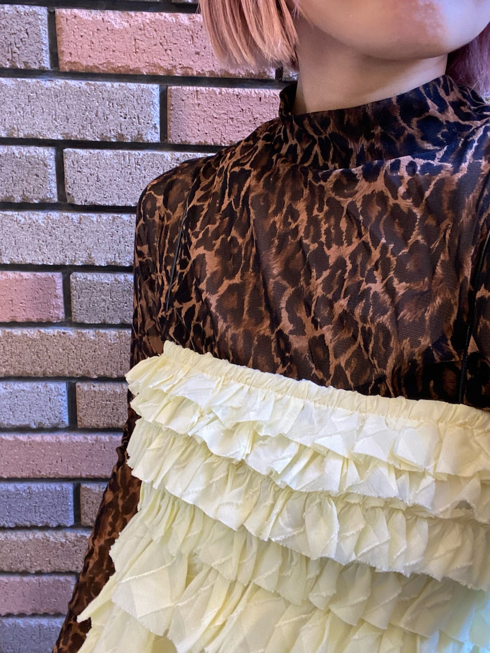 ブルー系のその他パンツ、イエロー系のベスト、ブラウン系のトップスを着用したレディースの秋コーディネートの3枚目の写真