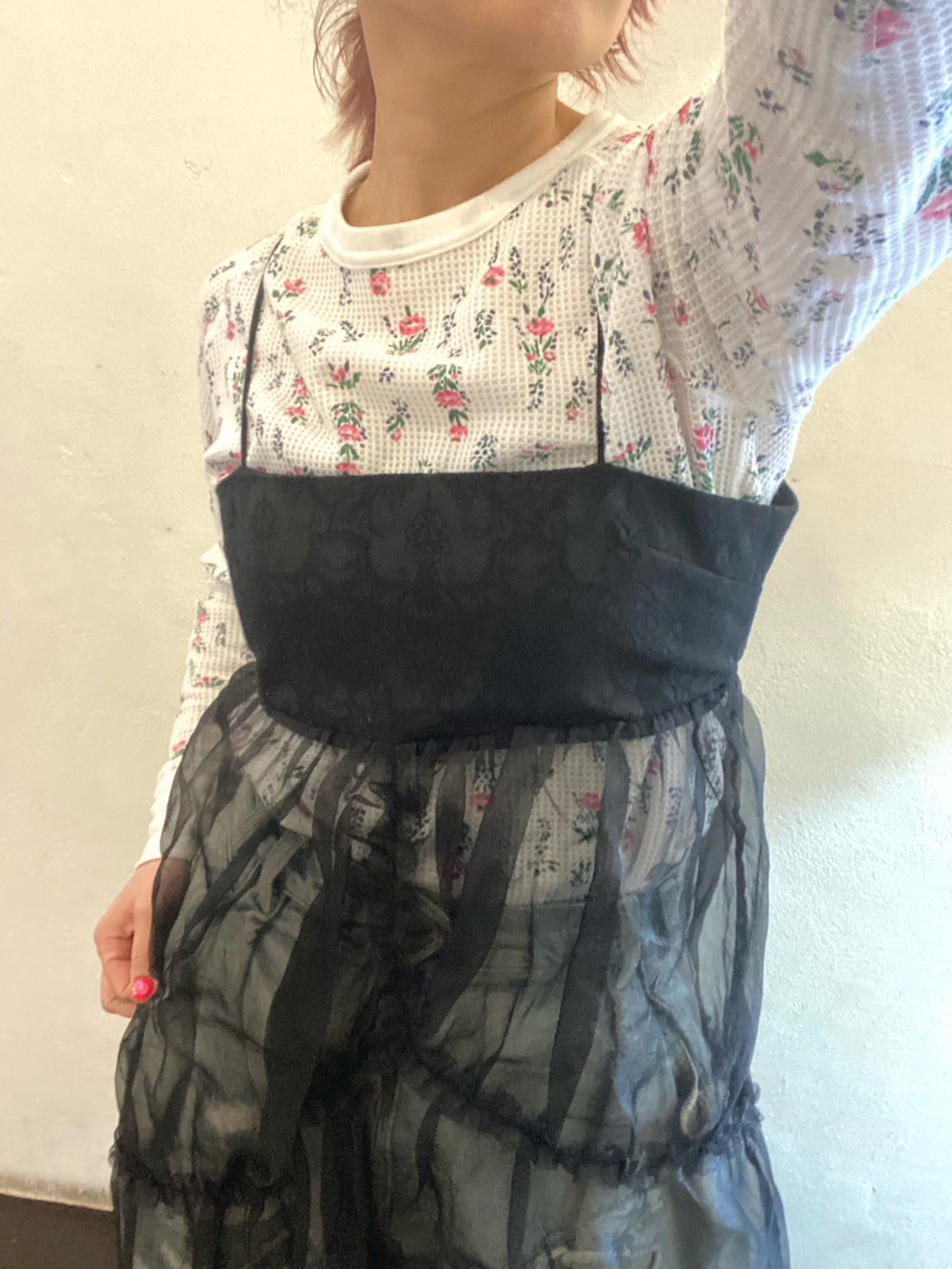 ホワイト系のTシャツ/カットソー、ブルー系のデニムパンツ、ブラック系のワンピースを着用したレディースの春コーディネートの2枚目の写真