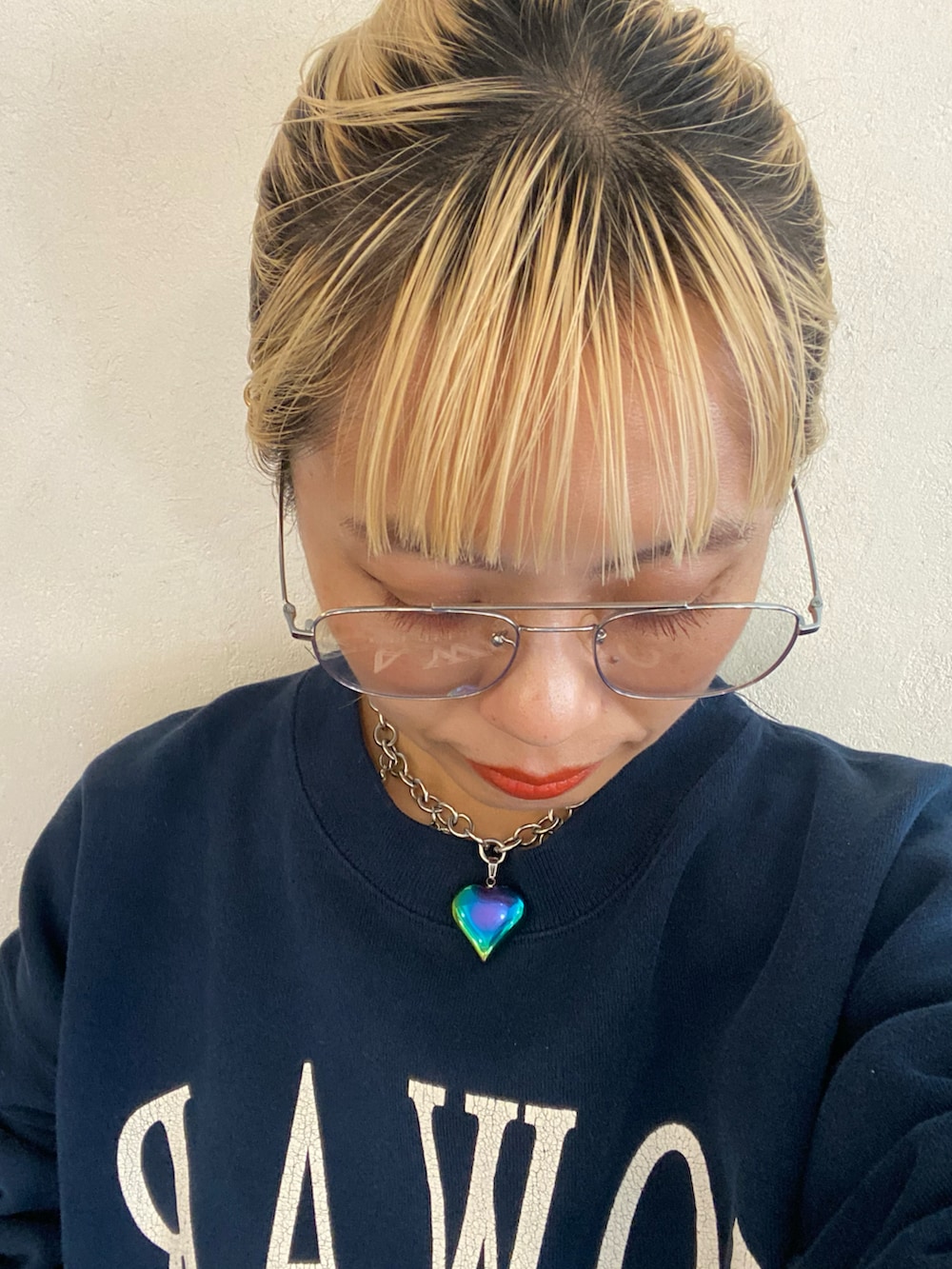 ブルー系のスウェット、ブラック系のスカート、ブラック系のその他パンツを着用したレディースの秋コーディネートの2枚目の写真