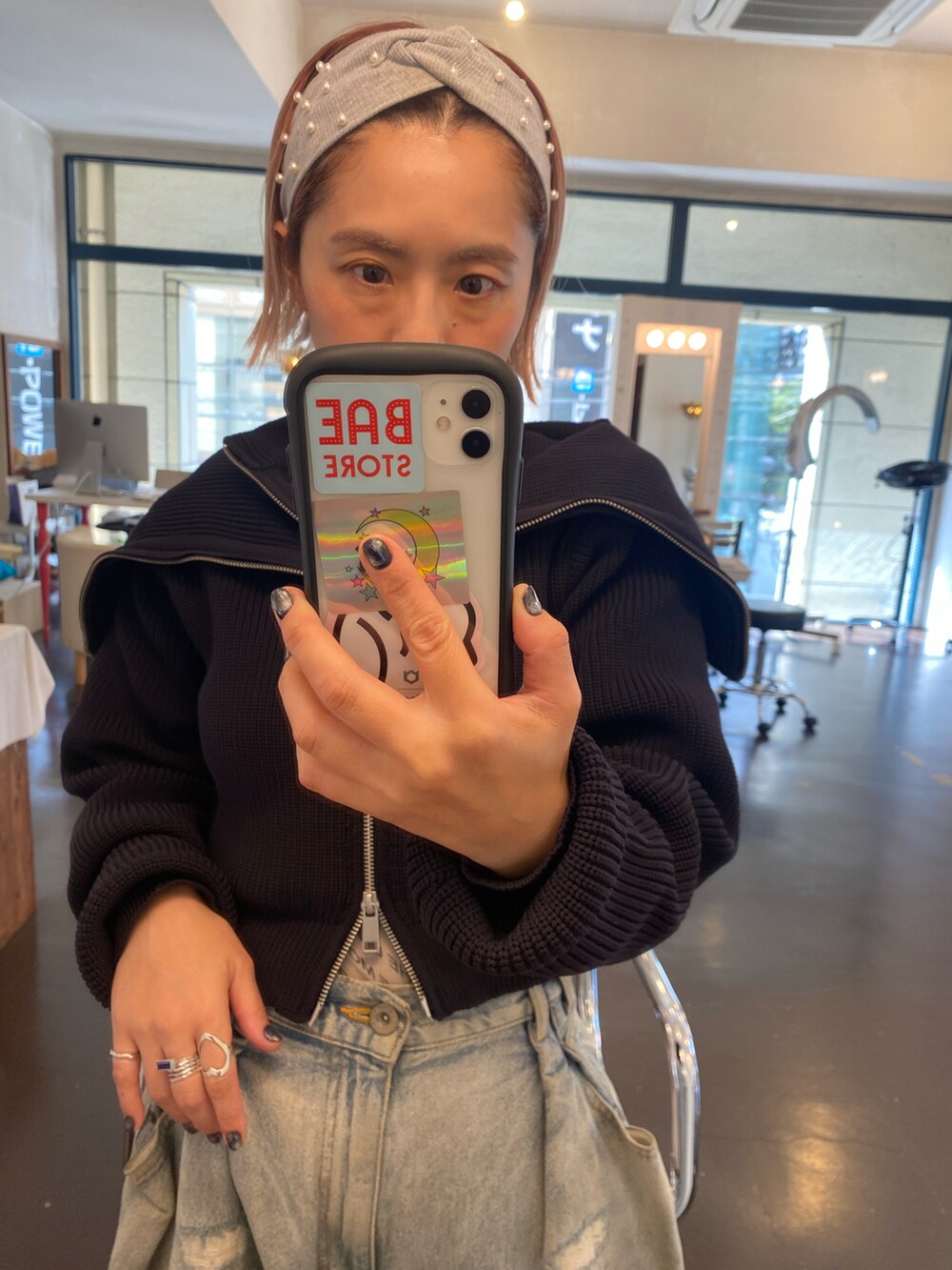 ブルー系のカーディガン/ボレロ、ブルー系のデニムパンツ、その他のその他シューズを着用したレディースの秋コーディネートの3枚目の写真