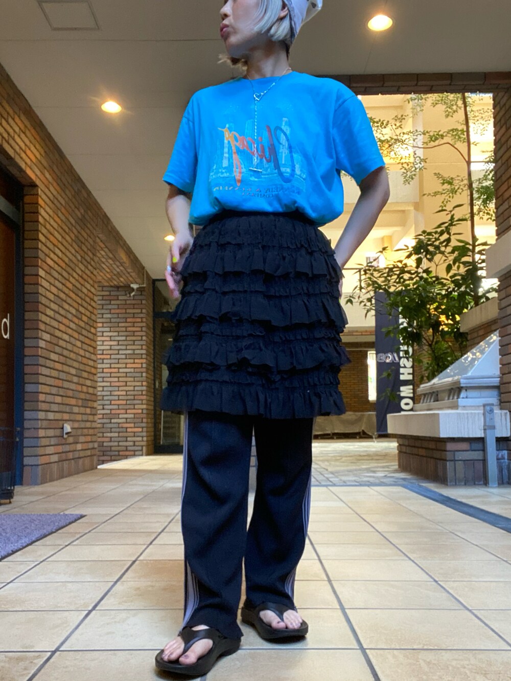 ブラック系のスカート、ブラック系のその他パンツ、ブラック系のサンダルを着用したレディースの夏コーディネートの2枚目の写真
