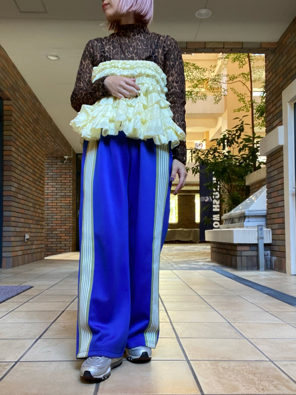 ブルー系のその他パンツ、イエロー系のベスト、ブラウン系のトップスを着用したレディースの秋コーディネートの2枚目の写真