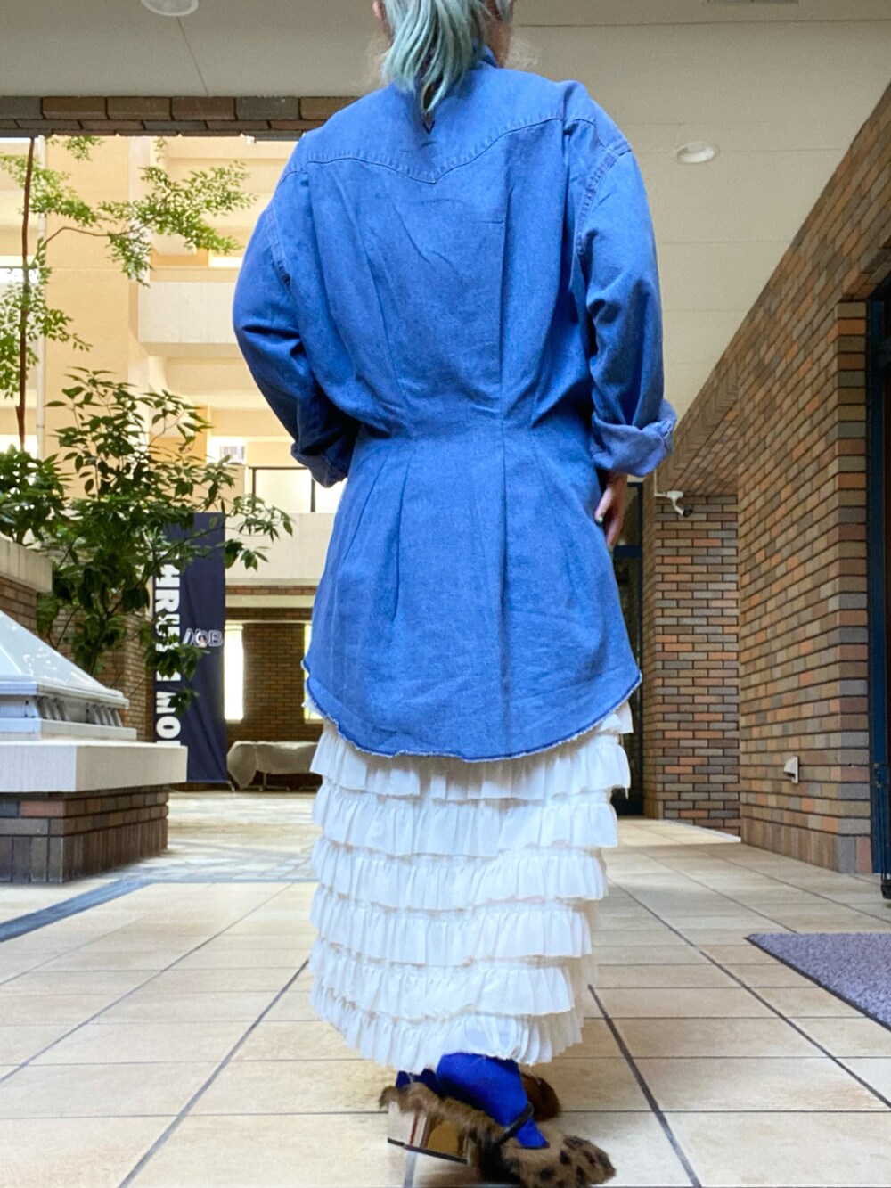 「大人カジュアル、秋カラー、大人女子、ミュール、レオパード 柄、デニムシャツ、フリフリスカート、低身長女子、outfit、いいね、save、フォローお願いします🤑、初秋コーデ、秋🍁コーデ、ママコーデ、ootd、低身長」｜「Bonumのアイテム（シャツ/ブラウス、ブルー系）」を使った、くみこさん（レディース・150cm）の秋コーディネートの2枚目の写真