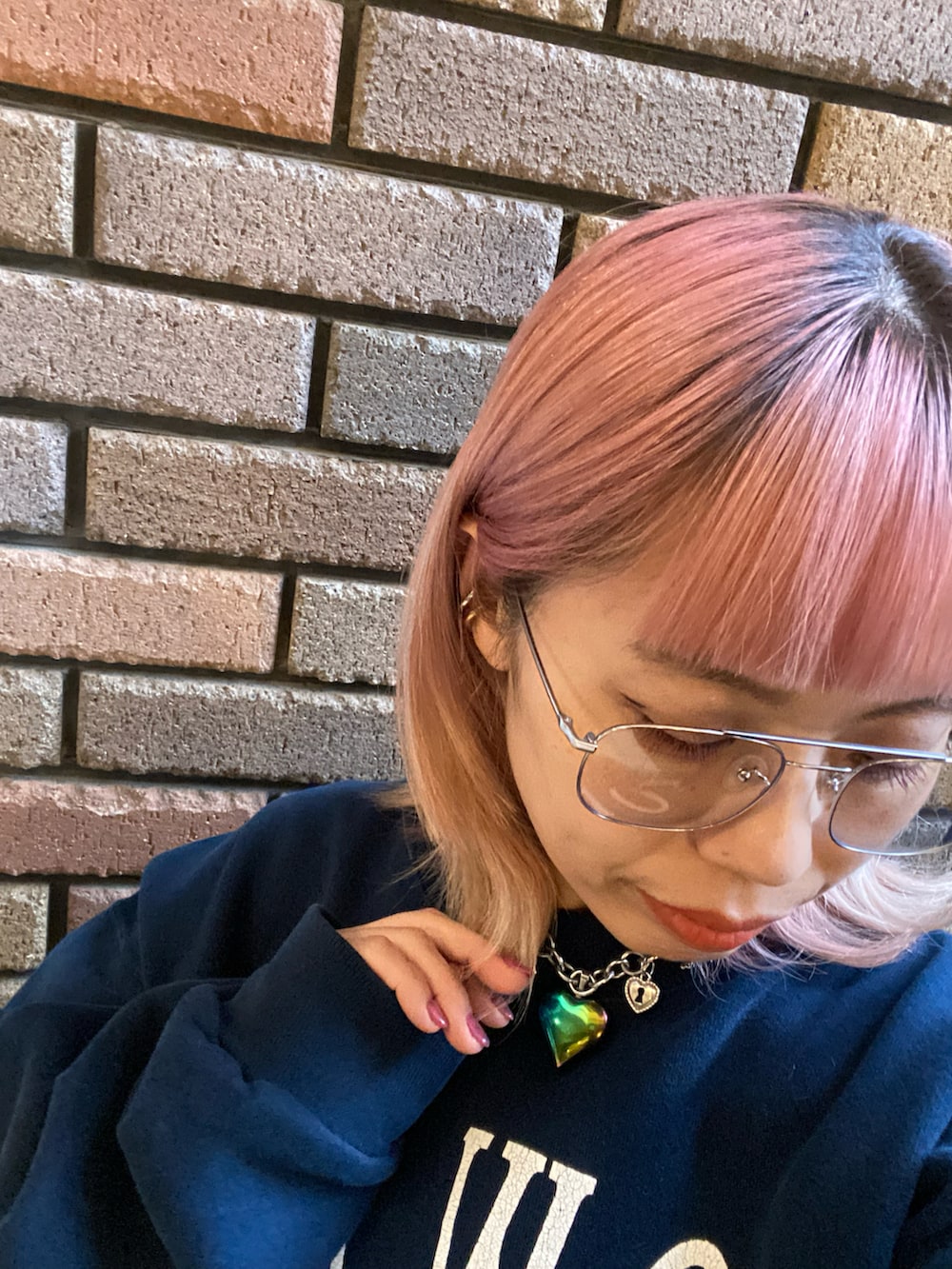 ブルー系のスウェット、ブラック系のスカート、ブラック系のその他パンツを着用したレディースの秋コーディネートの3枚目の写真