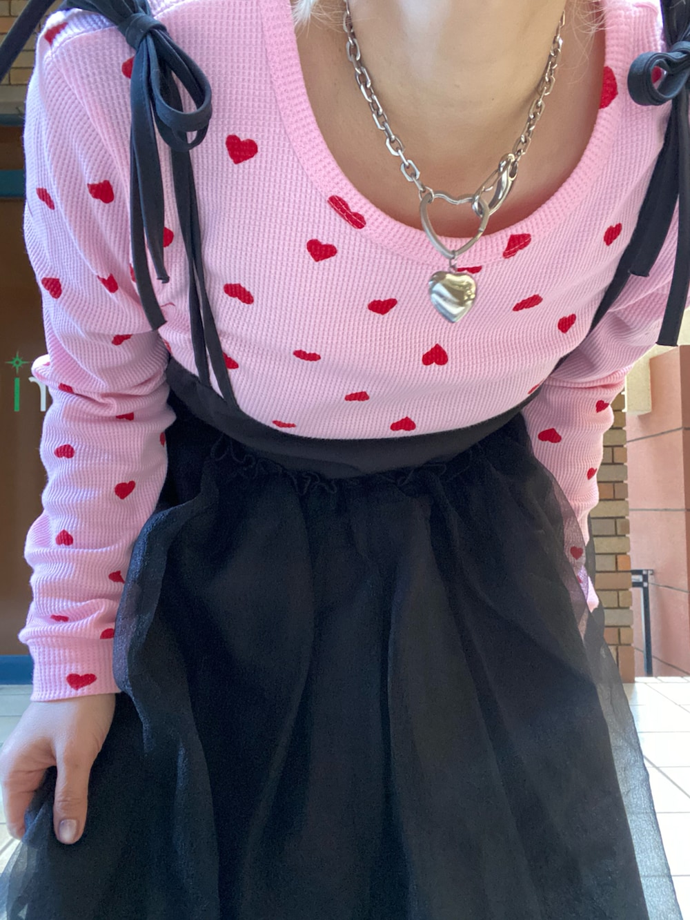 ピンク系のTシャツ/カットソー、ブラック系のワンピース、ブラック系のその他パンツを着用したレディースの秋コーディネートの3枚目の写真