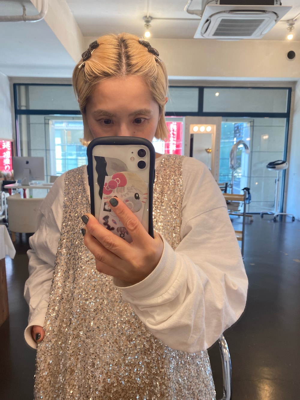 「大人カジュアル、着回しコーデ、春服、おしゃれさんと繋がりたい、いいね、save、フォローお願いします🤑、低身長、低身長コーデ、低身長女子、スパンコール、スパンコールトップス、花柄パンツ、小花柄、ファッションを楽しもう、ootd、outfit」｜「PHILLYのリトルフラワーメロウパンツ（その他パンツ、パープル系）」を使った、くみこさん（レディース・150cm）の冬コーディネートの4枚目の写真