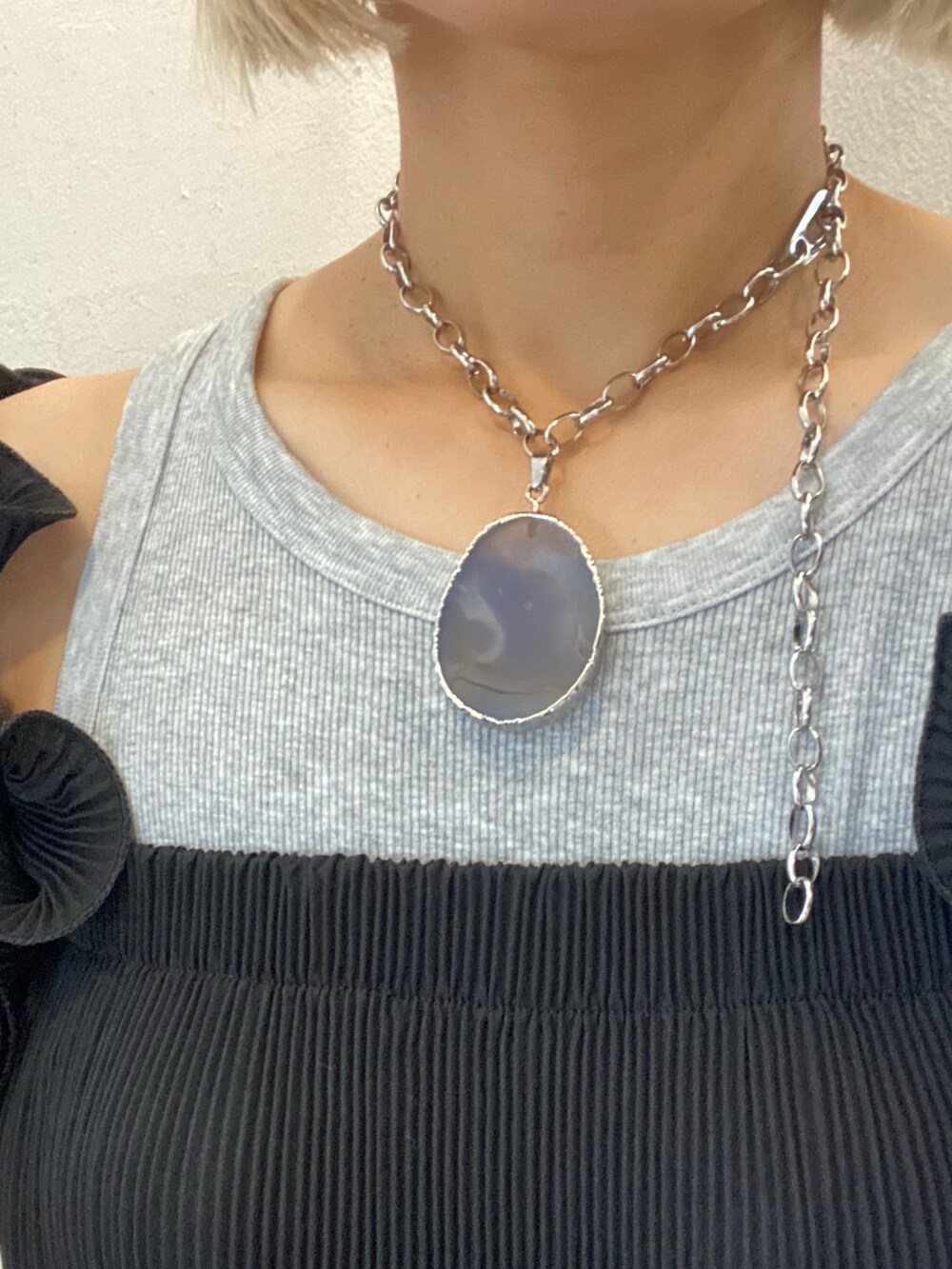 ブラック系のその他トップス、ブラック系のその他パンツ、ブラック系のサンダルを着用したレディースの夏コーディネートの3枚目の写真