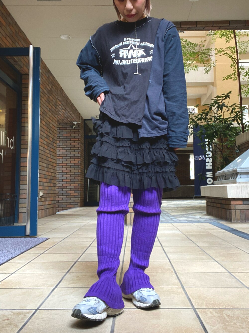 ブラック系のTシャツ/カットソー、グレー系のテーラードジャケット、ブラック系のスカートを着用したレディースの秋コーディネートの4枚目の写真