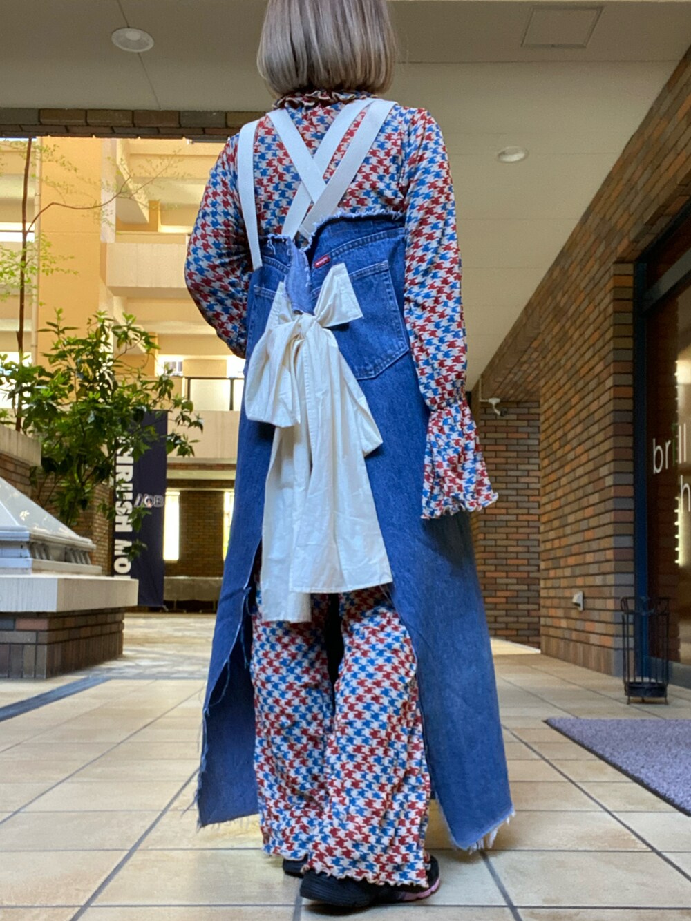 ブルー系のワンピース/ドレス、その他のトップス、その他のパンツを着用したレディースの春コーディネートの2枚目の写真