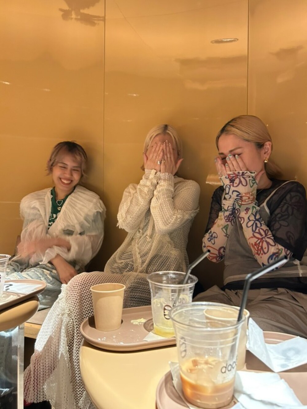 ホワイト系のシャツ/ブラウス、ブルー系のデニムパンツ、グリーン系のTシャツ/カットソーを着用したレディースの春コーディネートの2枚目の写真