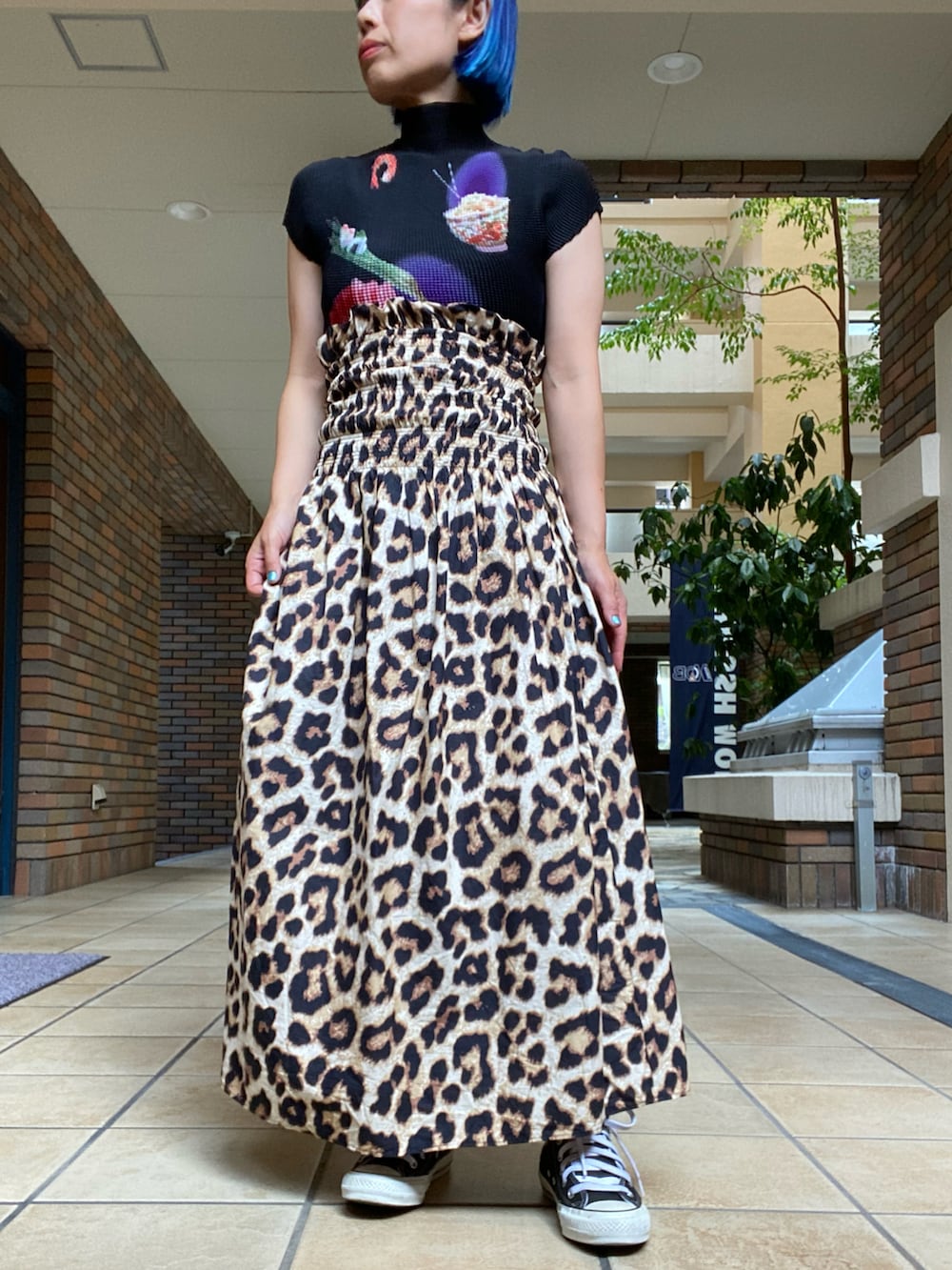 ブラック系のTシャツ/カットソー、その他のワンピース/ドレスを着用したレディースの夏コーディネートの2枚目の写真