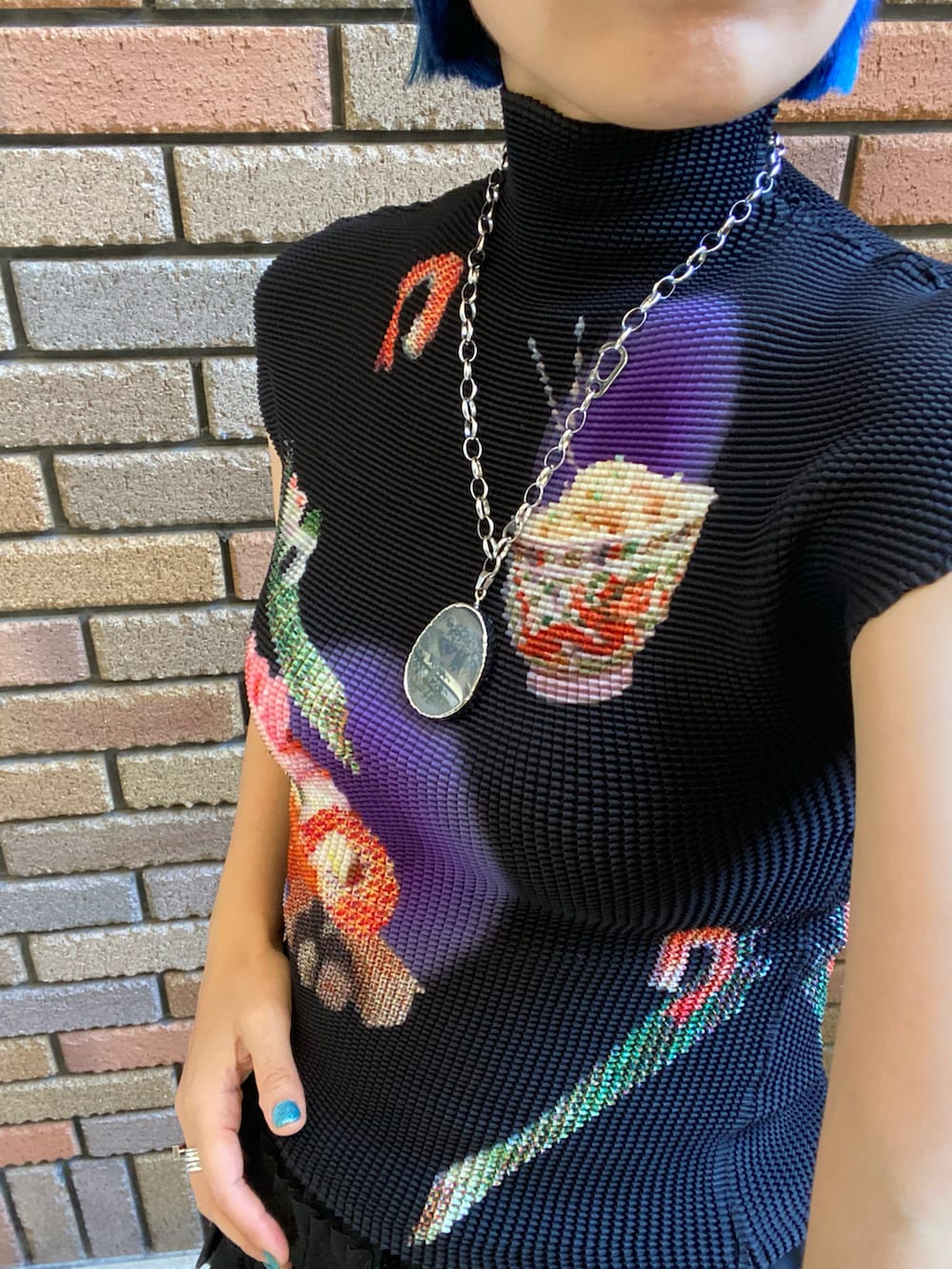 「レイヤードスタイル、アツいコーデ全部見せ、お洒落さんとつながりたい、ママファッション、フリルスカート、ジャージーパンツ、エアマックス、ハイネック、ﾊﾝﾄﾞﾒｲﾄﾞｱｸｾｻﾘｰ、ママコーデ、低身長、低身長コーデ、低身長女子、40代ファッション、outfit」｜「musuboreの【 select 】pleated print tops /プリーツプリントトップス（Tシャツ/カットソー、ブラック系）」を使った、くみこさん（レディース・150cm）の夏コーディネートの2枚目の写真