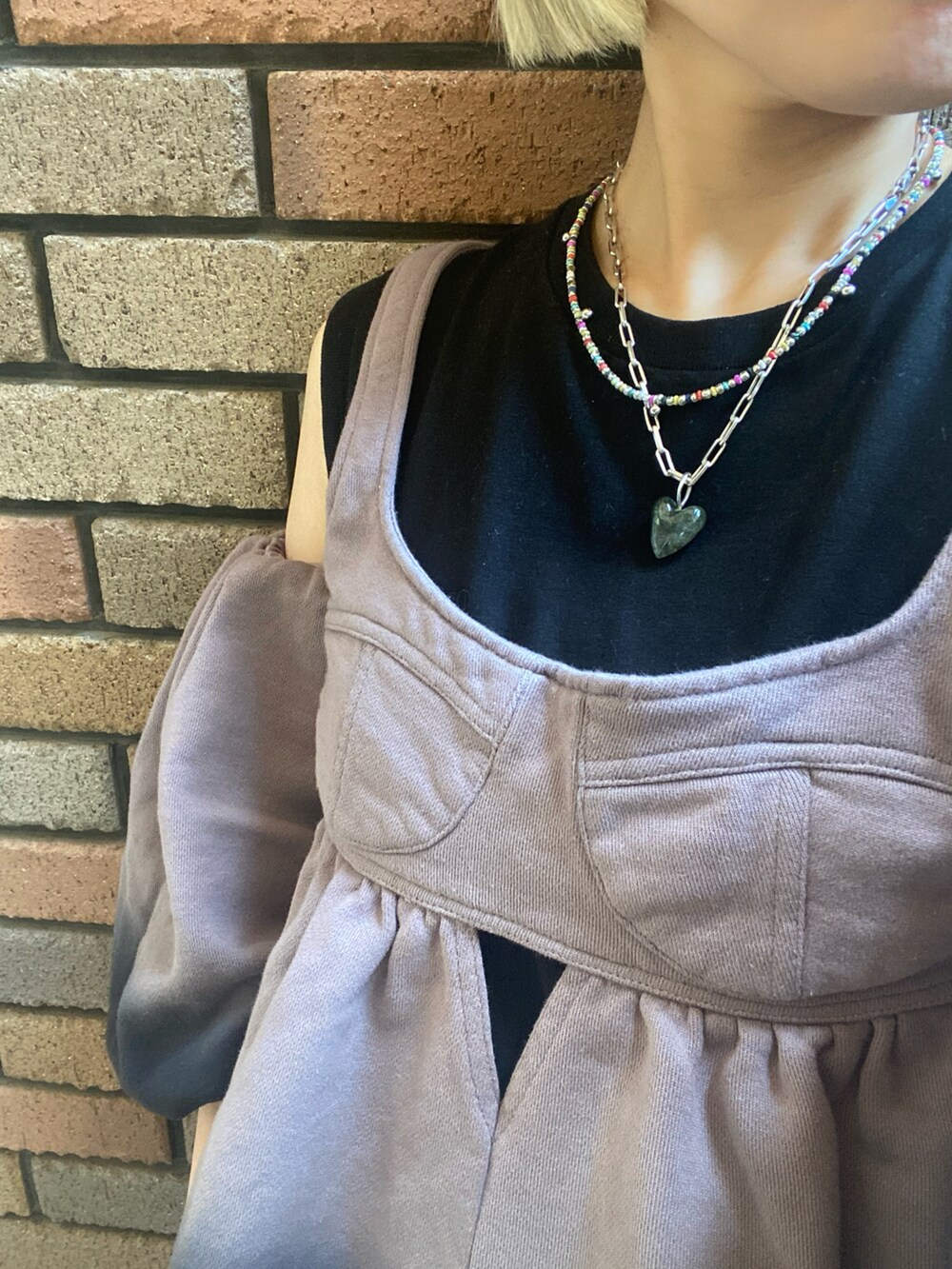 ブラック系のTシャツ/カットソー、ブラック系のタンクトップ、ブラック系のその他パンツを着用したレディースの夏コーディネートの2枚目の写真