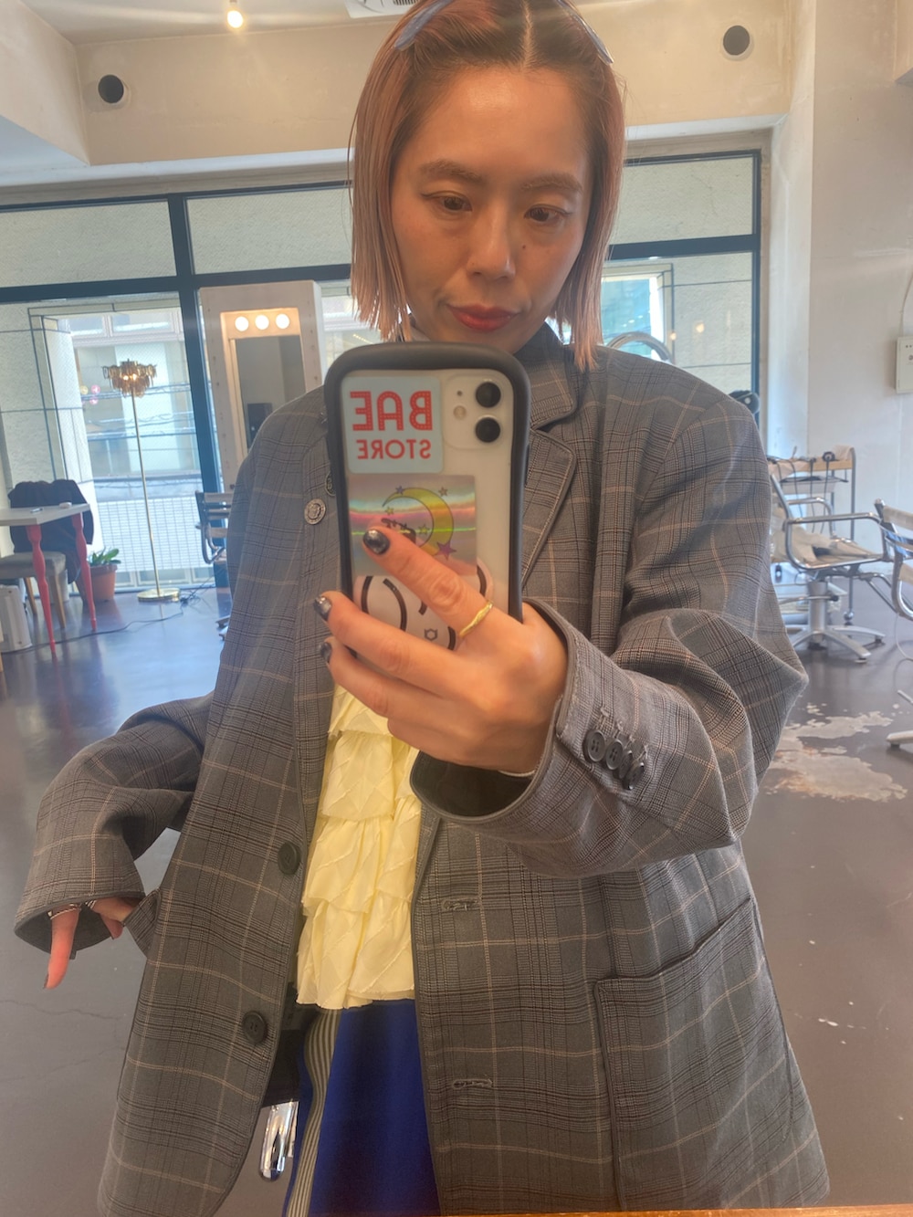 「日常に魔法を、ジャケット、チェックジャケット、ジャージーパンツ、フリルトップス、ビスチェ、メタリックシューズ、ボブヘア、低身長、低身長コーデ、低身長女子、ママコーデ、ママファッション、おしゃれさんと繋がりたい、秋冬コーデ」｜「led.tokyoの【led.tokyo】CHECK TAILORED JACKET（テーラードジャケット、グレー系）」を使った、くみこさん（レディース・150cm）の秋コーディネートの3枚目の写真