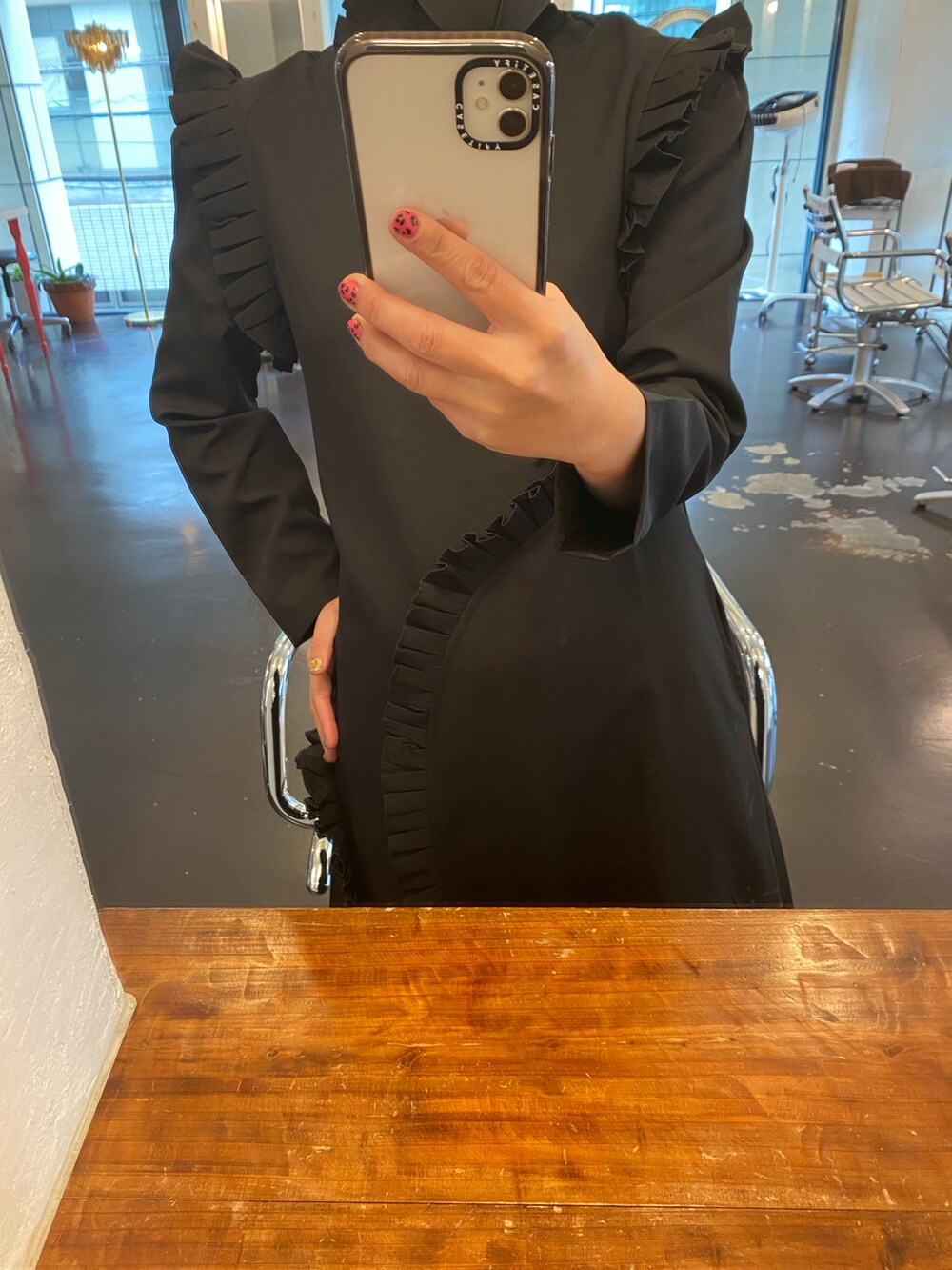 シルバー系のパンプス、ブラック系のワンピースを着用したレディースの秋コーディネートの4枚目の写真