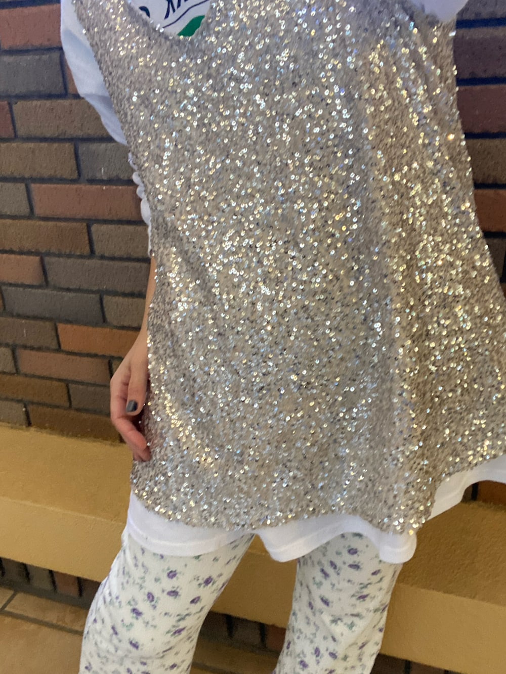 「大人カジュアル、着回しコーデ、春服、おしゃれさんと繋がりたい、いいね、save、フォローお願いします🤑、低身長、低身長コーデ、低身長女子、スパンコール、スパンコールトップス、花柄パンツ、小花柄、ファッションを楽しもう、ootd、outfit」｜「PHILLYのリトルフラワーメロウパンツ（その他パンツ、パープル系）」を使った、くみこさん（レディース・150cm）の冬コーディネートの3枚目の写真