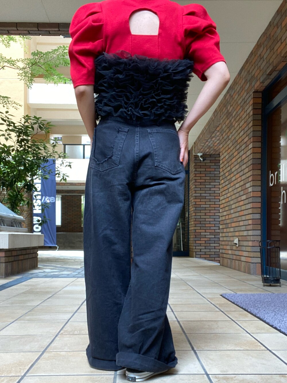 ブラック系のパンツ、ブラック系のその他トップス、レッド系のTシャツ/カットソーを着用したレディースの夏コーディネートの2枚目の写真