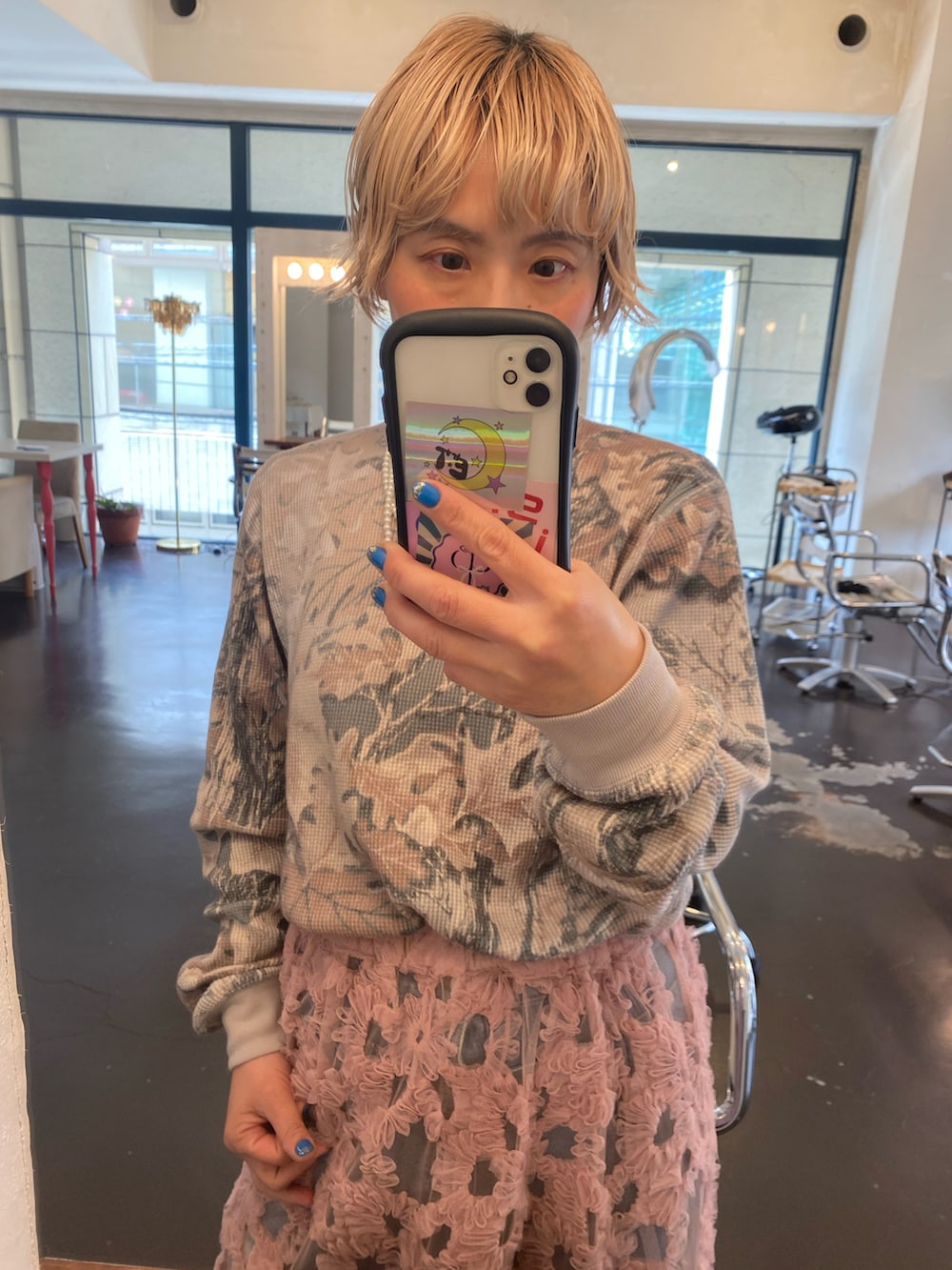 その他のTシャツ/カットソー、ピンク系のスカート、ブラック系のローファーを着用したレディースの春コーディネートの2枚目の写真