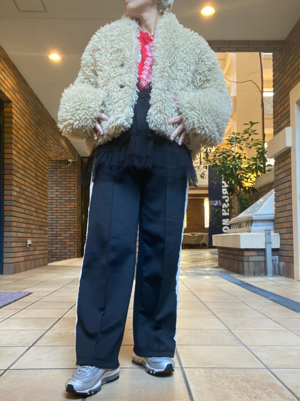 「オトナカジュアル、今日のコーデ、パンツスタイル、春服みてみて、大人女子、ジャージーパンツ、チュールトップス、スニーカーコーデ、古着、古着MIX、低身長コーデ、低身長、低身長女子、ママファッション、おしゃれさんと繋がりたい」｜「NIKEのNIKE AIR MAX 97 OG “SILVER BULLET” / ナイキ エア マックス 97 OG “SILVER BULLET” 【SP】（スニーカー、シルバー系）」を使った、くみこさん（レディース・150cm）の春コーディネートの3枚目の写真