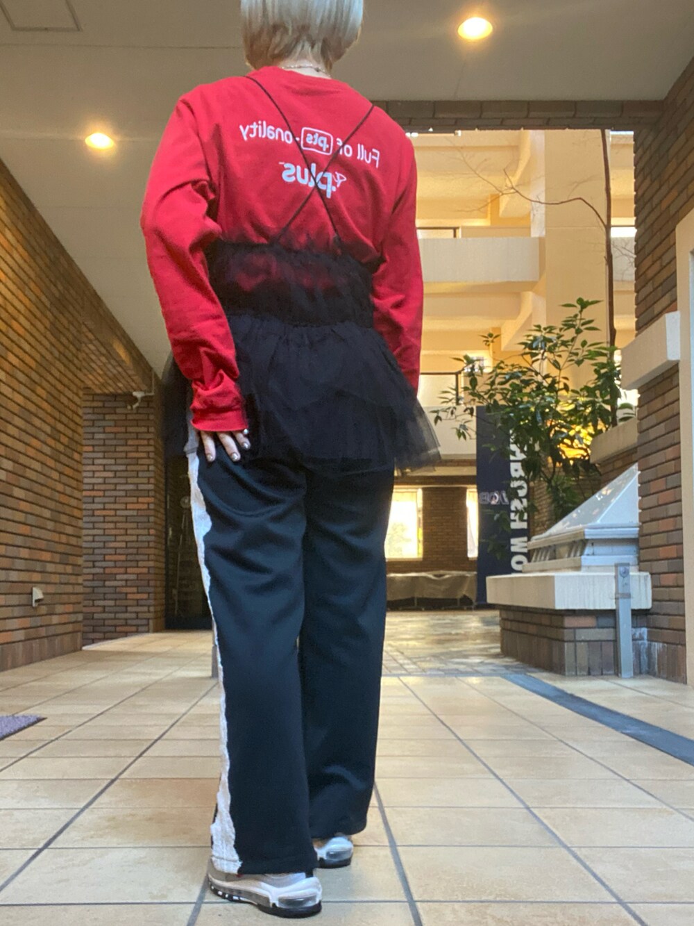 「オトナカジュアル、今日のコーデ、パンツスタイル、春服みてみて、大人女子、ジャージーパンツ、チュールトップス、スニーカーコーデ、古着、古着MIX、低身長コーデ、低身長、低身長女子、ママファッション、おしゃれさんと繋がりたい」｜「NIKEのNIKE AIR MAX 97 OG “SILVER BULLET” / ナイキ エア マックス 97 OG “SILVER BULLET” 【SP】（スニーカー、シルバー系）」を使った、くみこさん（レディース・150cm）の春コーディネートの2枚目の写真
