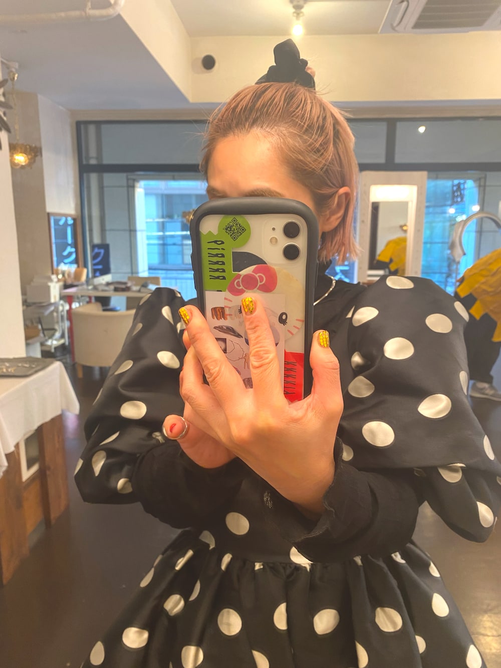 ブラック系のワンピース、レッド系のその他パンツ、ブラック系のブーツを着用したレディースの冬コーディネートの2枚目の写真