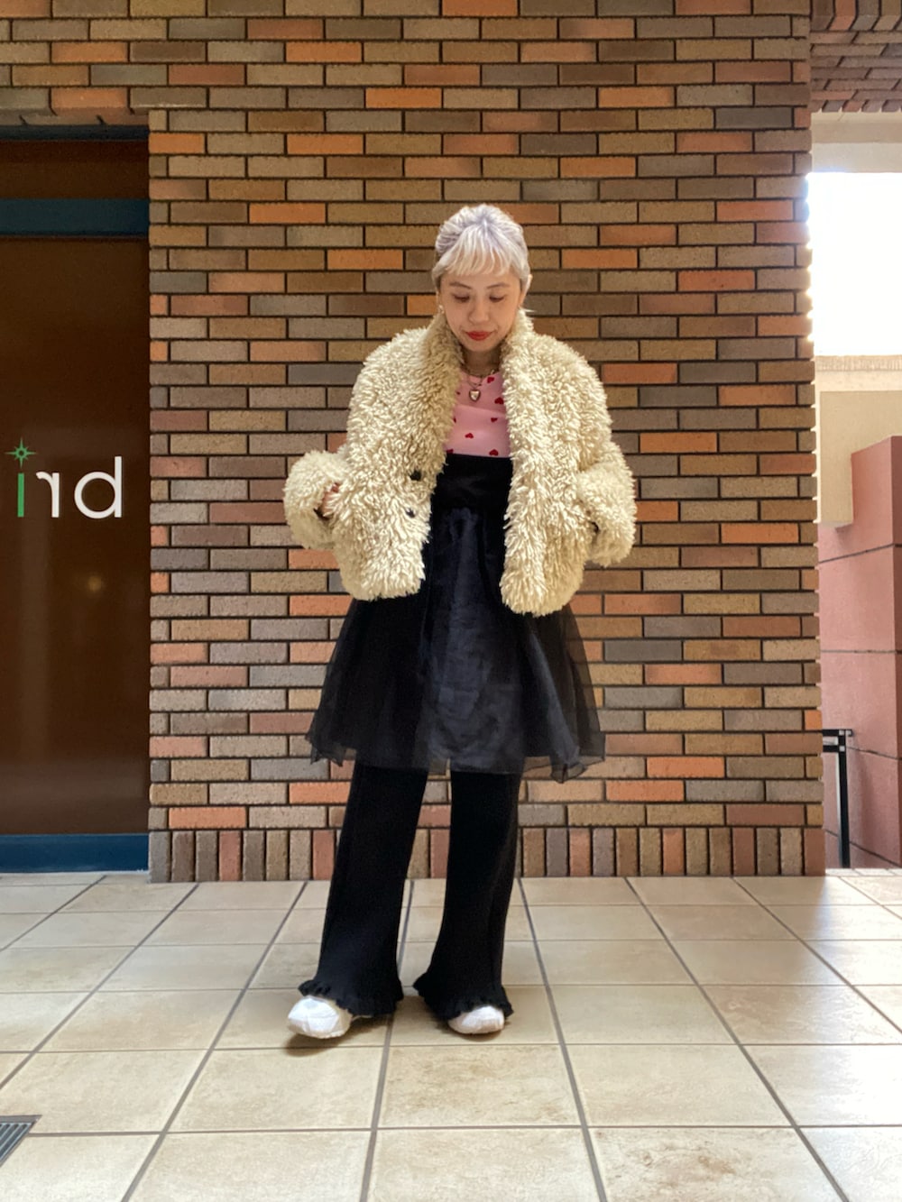 ピンク系のTシャツ/カットソー、ブラック系のワンピース、ブラック系のその他パンツを着用したレディースの秋コーディネートの2枚目の写真