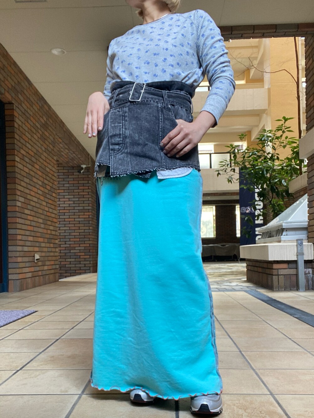 「春服コーデ、オトナ女子、ラクチンコーデ、カジュアルスタイル、デニムビスチェ、スウェットスカート、サーマル、サーマルカットソー、ファッションを楽しもう、レイヤードスタイル、おしゃれさんと繋がりたい、ママコーデ、低身長、低身長コーデ、低身長女子」｜「MAISON SPECIALのMulti Denim Wrap Belt/マルチデニムラップベルト【MAISON SPECIAL/メゾンスペシャル】（ベルト、ブラック系）」を使った、くみこさん（レディース・150cm）の冬コーディネートの3枚目の写真