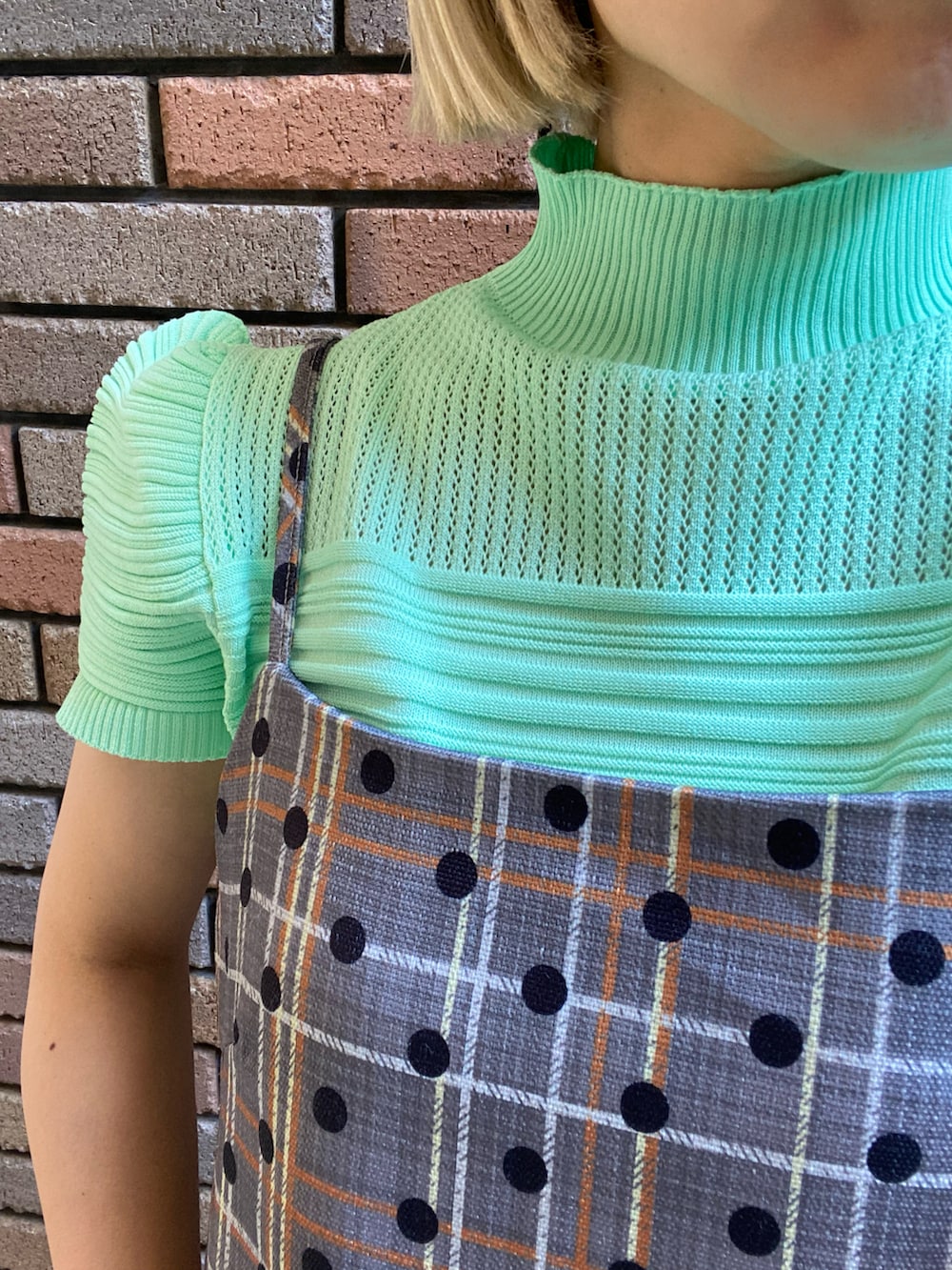 グリーン系のその他トップス、グレー系のチュニック、レッド系のパンツを着用したレディースの夏コーディネートの2枚目の写真