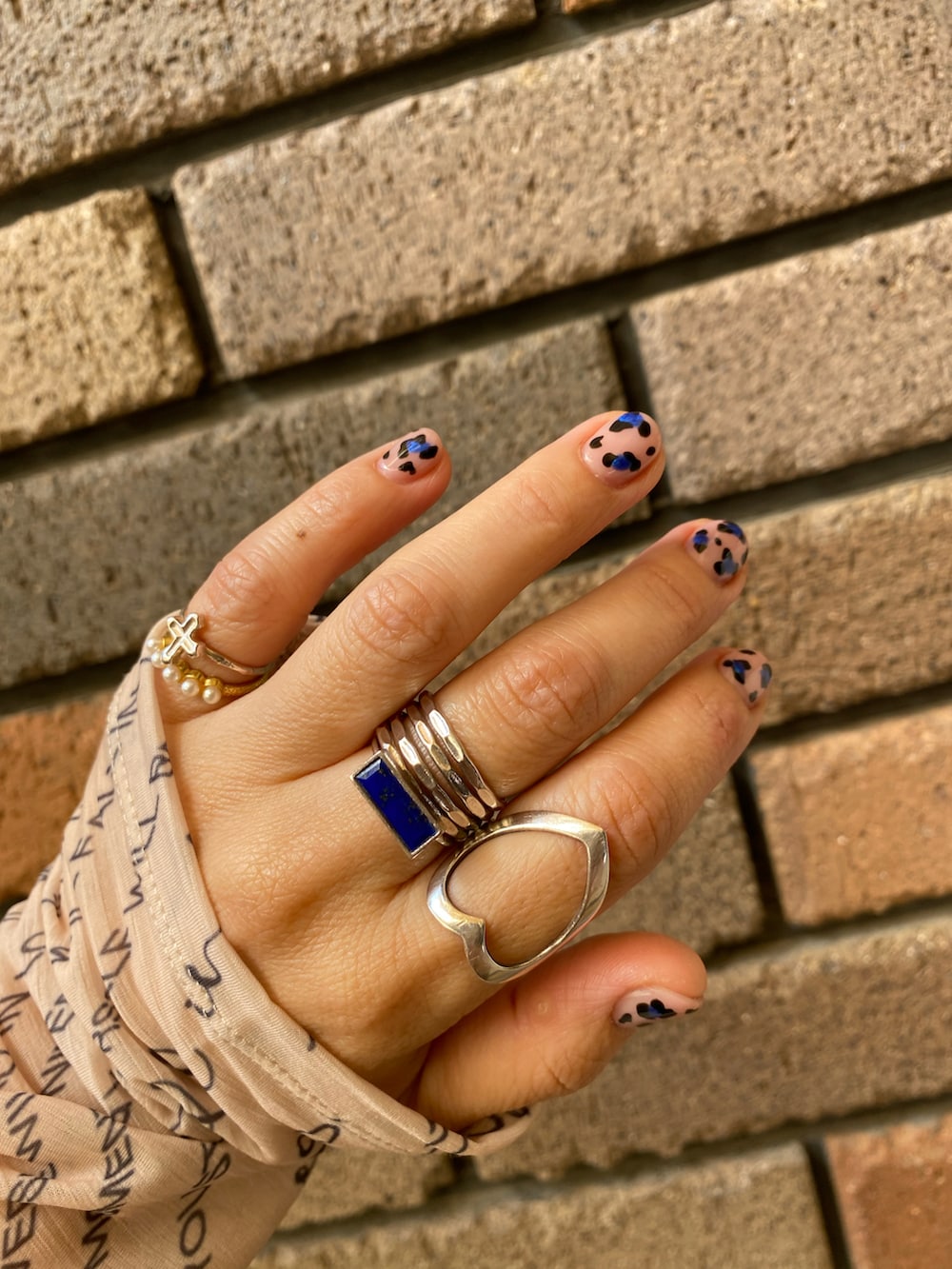 ベージュ系のTシャツ/カットソー、ベージュ系のキャミソール、ブラック系のその他パンツを着用したレディースの秋コーディネートの3枚目の写真