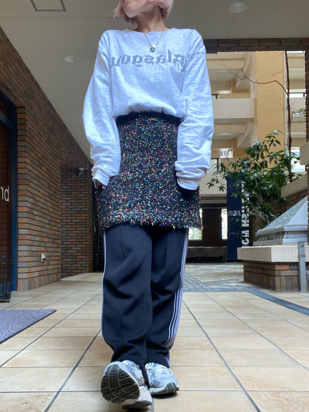 グレー系のTシャツ/カットソー、ブラック系のスカート、ブラック系のその他パンツを着用したレディースの冬コーディネートの2枚目の写真