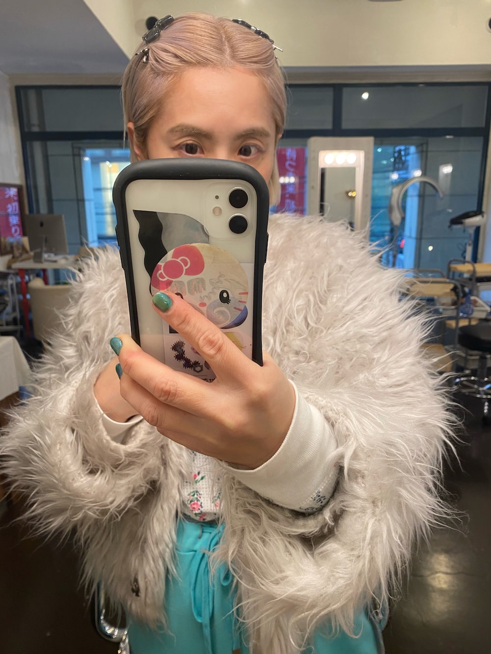 ホワイト系のTシャツ/カットソー、グレー系のニット/セーター、ブルー系のスカートを着用したレディースの冬コーディネートの2枚目の写真