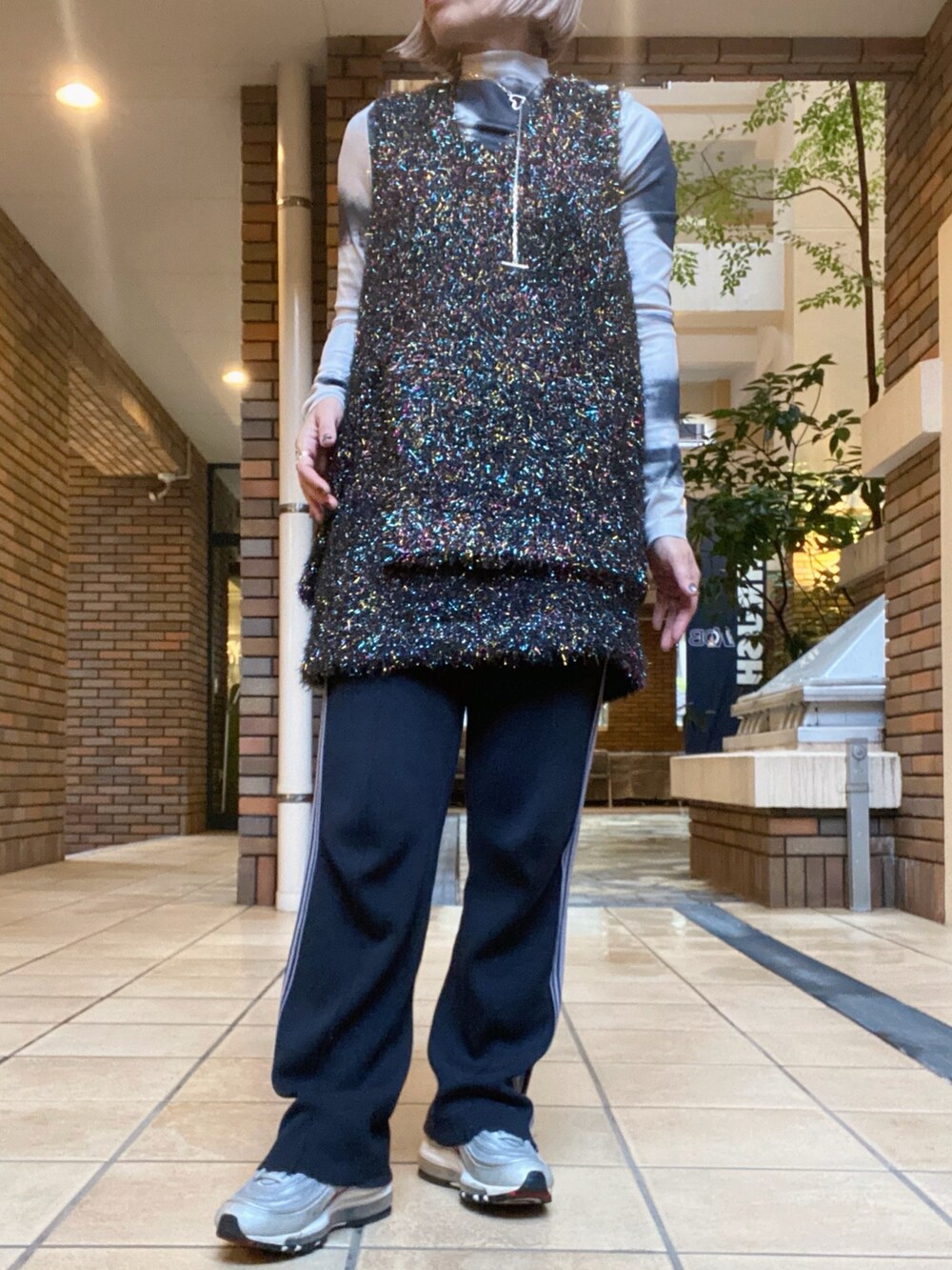 ブラック系のニット/セーター、ブラック系のスカート、ブラック系のその他パンツを着用したレディースの秋コーディネートの2枚目の写真