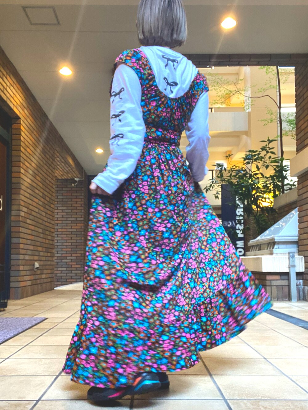 その他のワンピース/ドレス、ホワイト系のTシャツ/カットソー、ブラック系のスニーカーを着用したレディースの春コーディネートの2枚目の写真