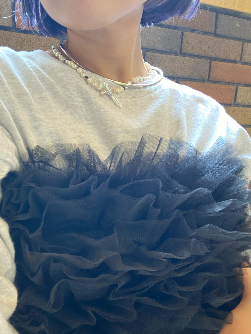 ブラック系のその他トップス、グレー系のTシャツ/カットソーを着用したレディースの春コーディネートの2枚目の写真