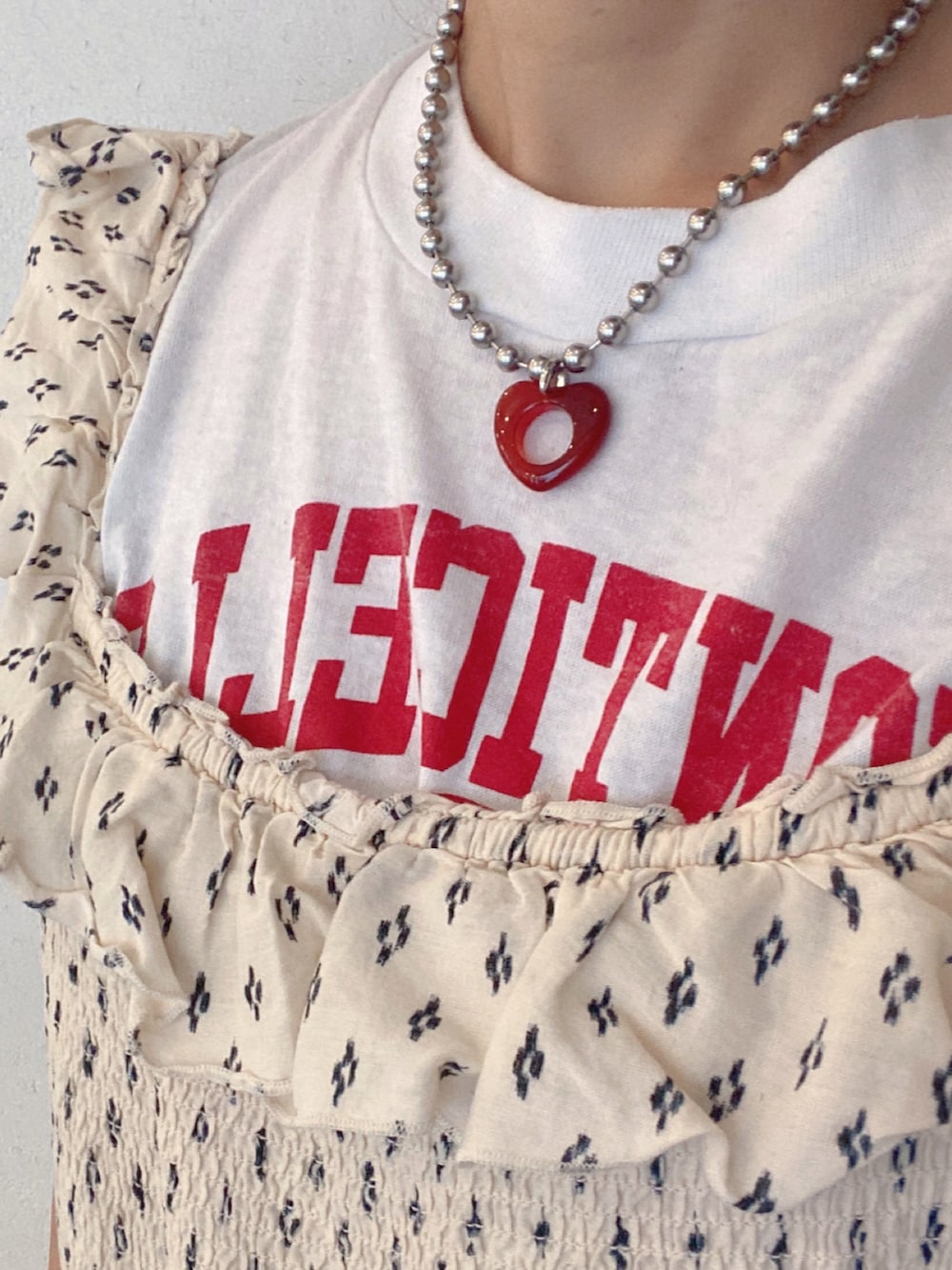 ホワイト系のワンピース/ドレス、ホワイト系のTシャツ/カットソー、ブラック系のスニーカーを着用したレディースの夏コーディネートの2枚目の写真