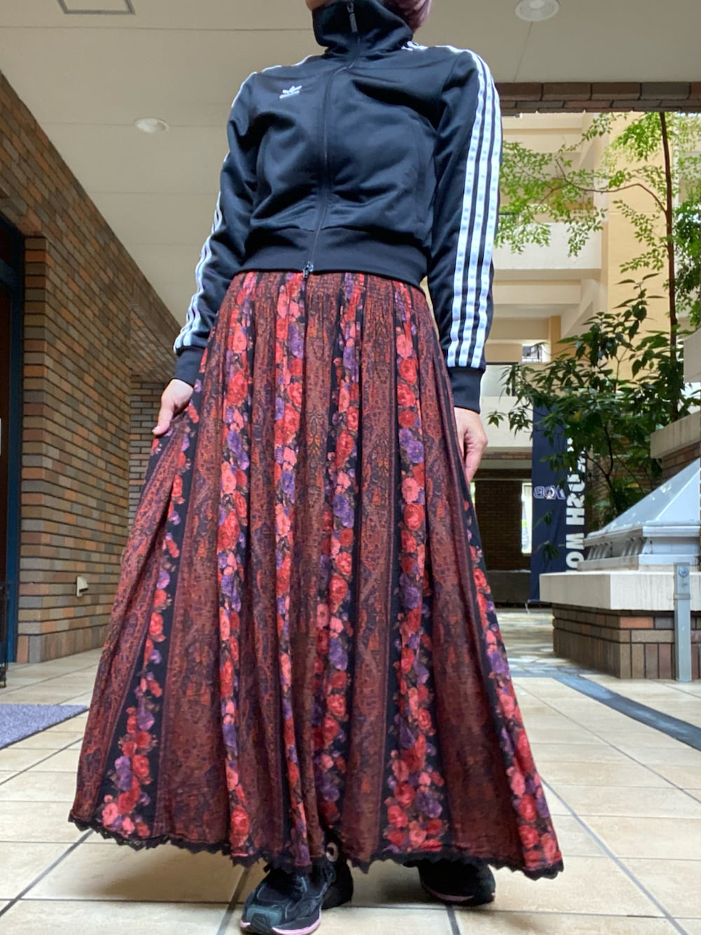 「秋コーデ、古着MIX、古着、古着コーデ、古着女子、ジャージ、adidas、ロングスカート、秋服コーデ、大人女子、お洒落さんとつながりたい、スニーカー、低身長コーデ、秋、ootd」｜「adidas Originalsの【adidas Originals】BB TRACKTOP（ナイロンジャケット、ブラック系）」を使った、くみこさん（レディース・150cm）の秋コーディネートの2枚目の写真