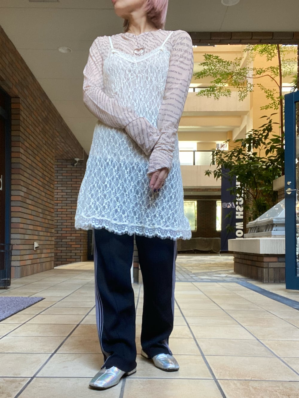 ベージュ系のTシャツ/カットソー、ホワイト系のチュニックを着用したレディースの秋コーディネートの2枚目の写真