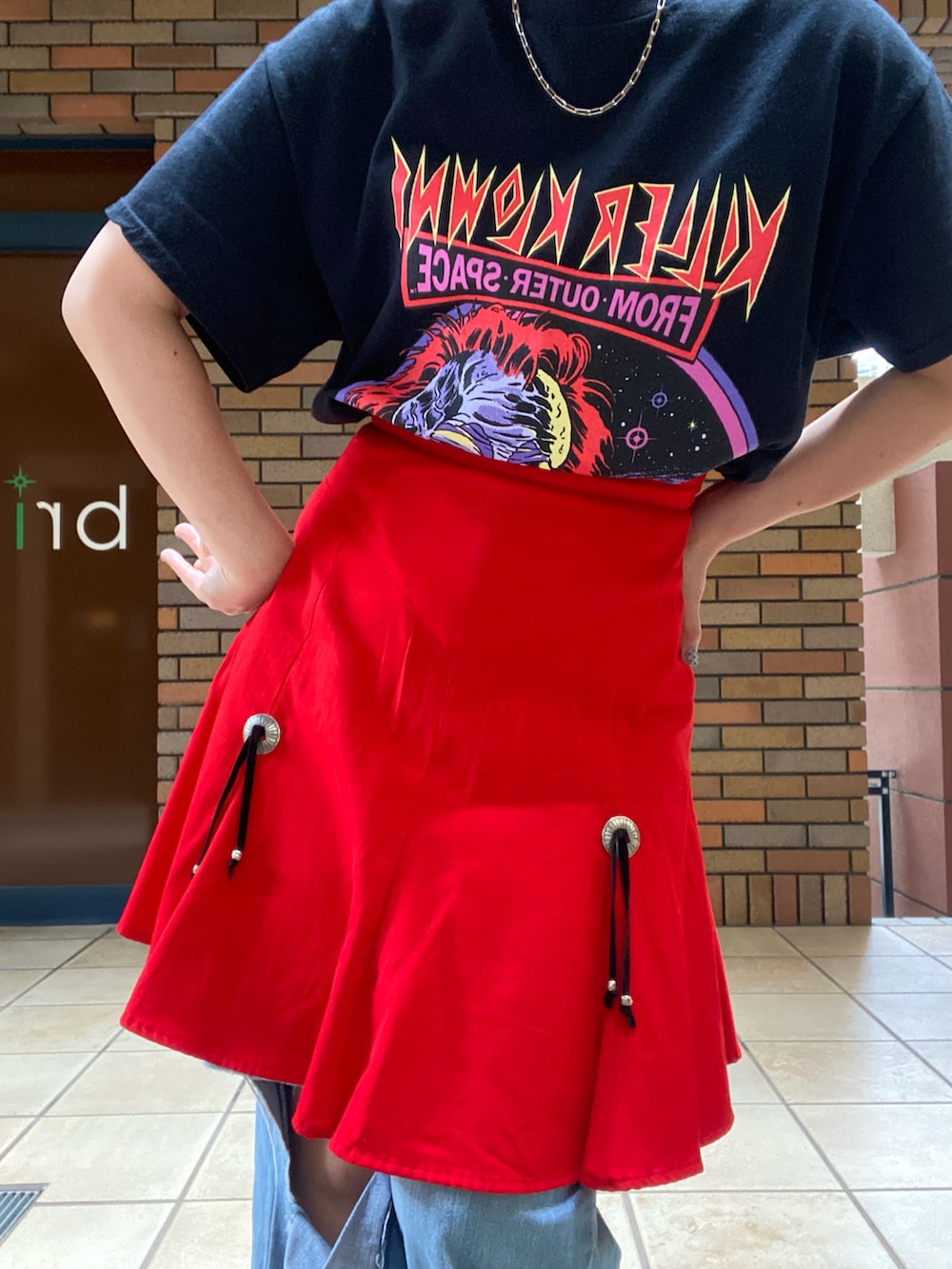 ブラック系のTシャツ/カットソー、レッド系のスカートを着用したレディースの夏コーディネートの2枚目の写真