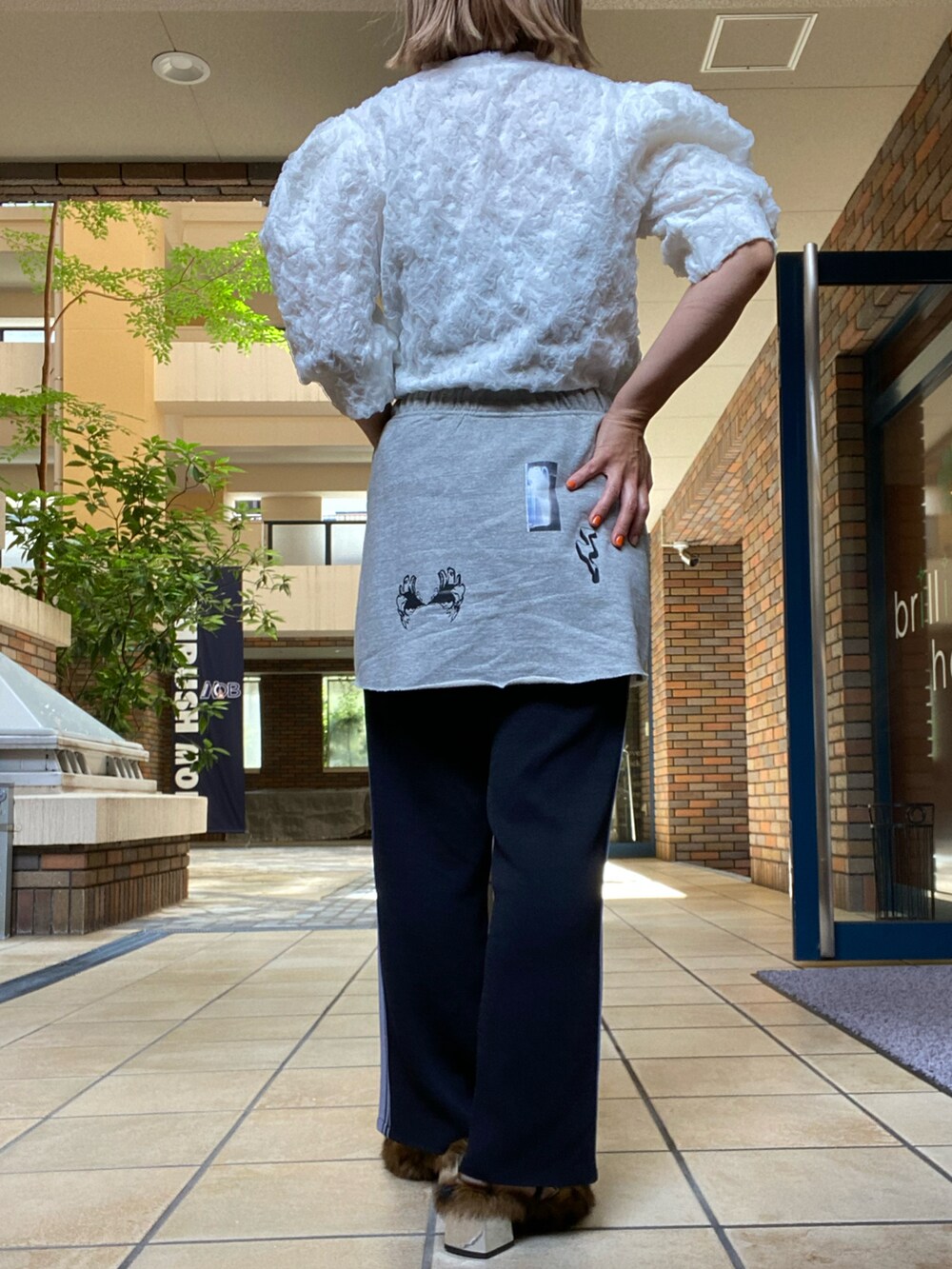 ホワイト系のその他トップス、ブラック系のその他パンツ、その他のパンプスを着用したレディースの夏コーディネートの2枚目の写真